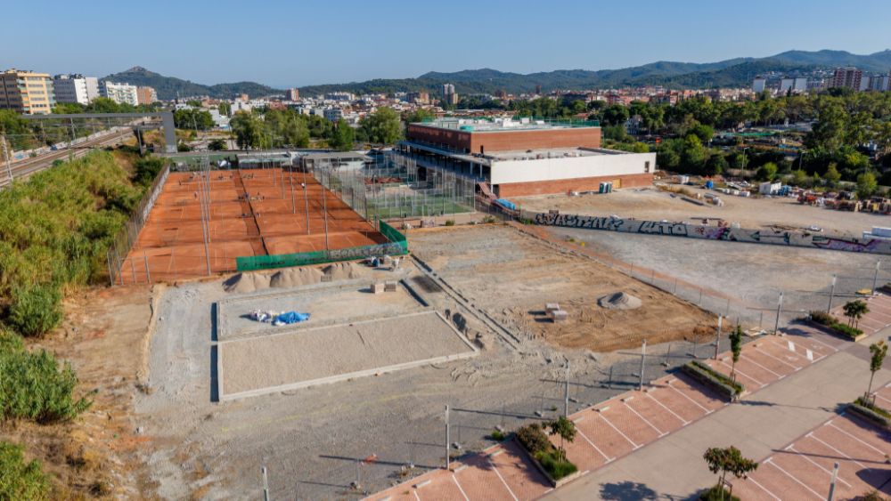 Vista aèria de les obres de les sis noves pistes de pàdel de la ZEM Riu Sec. FOTO Ajuntament de Cerdanyola