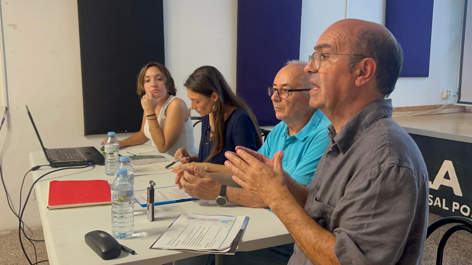 D’esquerra a dreta, Míriam Robles, Mercè Cisneros, Joan Carles Sallas i Àngel Gastón durant l’acte sobre la sentència del Parc de l’Alba. FOTO: Judit Josa