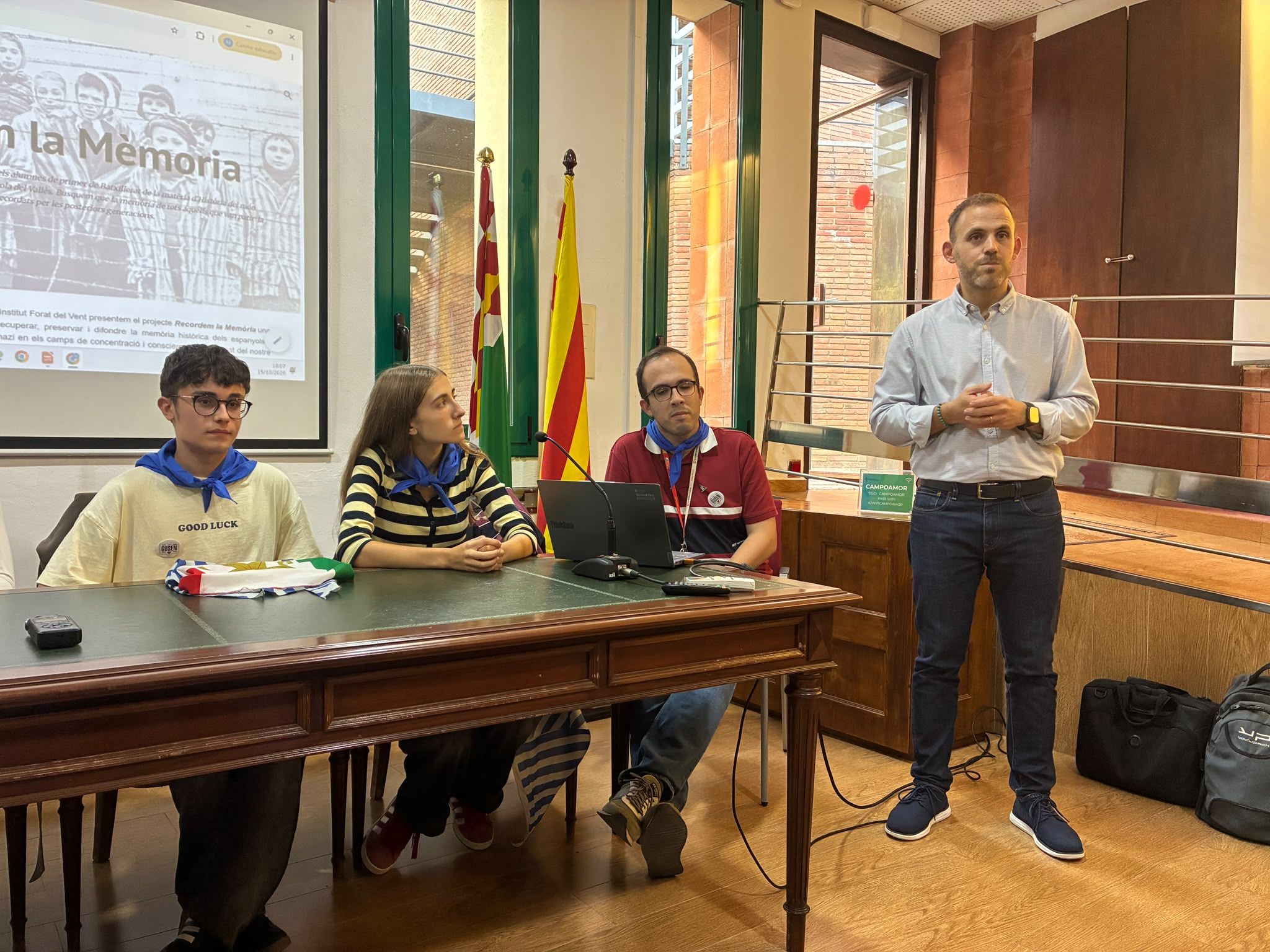 Alumnes i professorat del Forat amb l'alcalde, Carlos Cordón, durant la seva intervenció. Foto: Laia Jubany