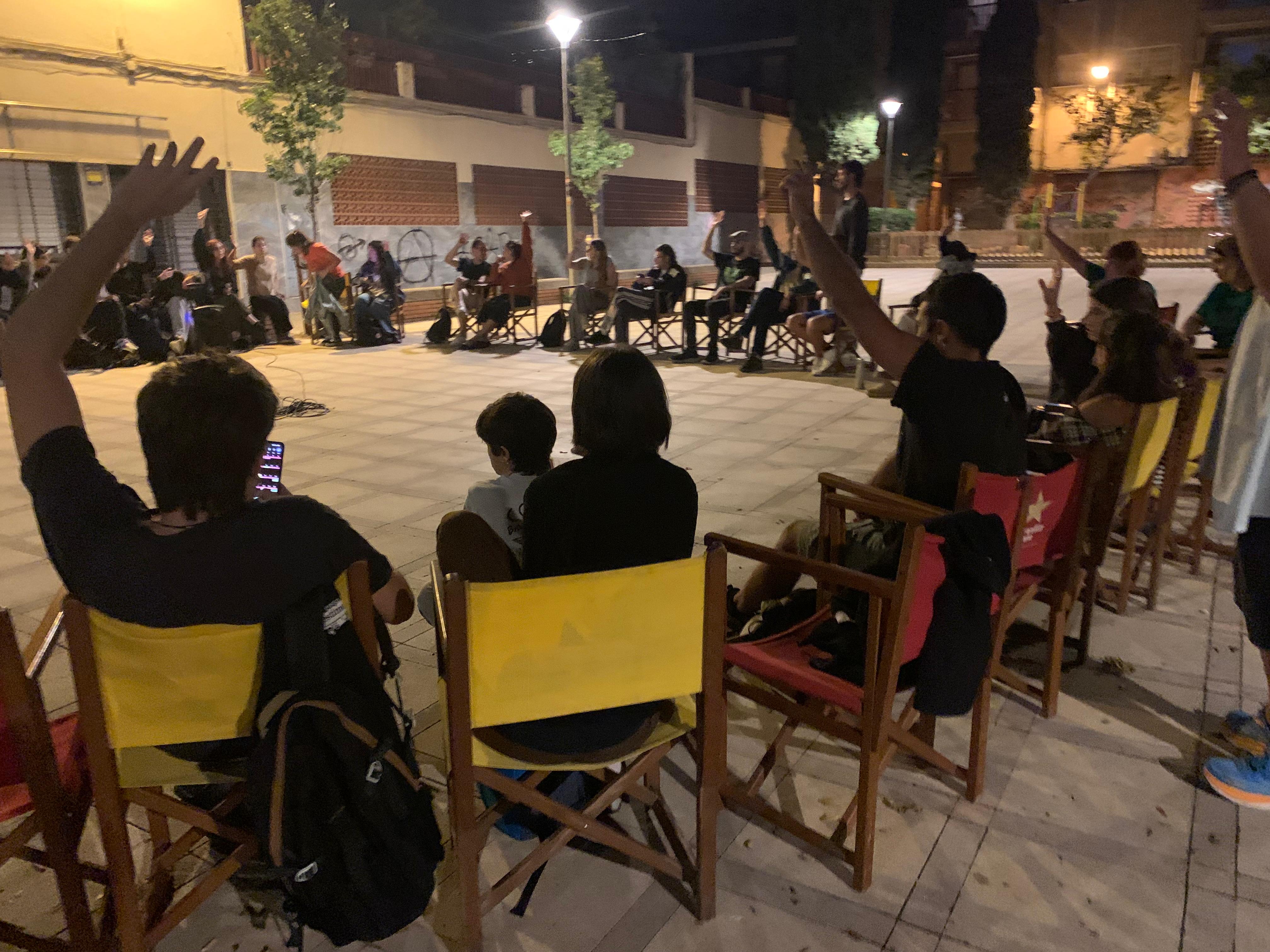 Votació a mà alçada durant la primera assemblea del moviment per l’habitatge de Cerdanyola i Ripollet per preparar la vaga de l'11N, celebrada a la plaça Federica Montseny. FOTO: Judit Josa