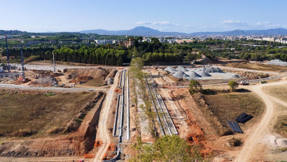 Vista aèria de les obres d’urbanització de la rambla del Castell, al Parc de l’Alba. FOTO: Ajuntament de Cerdanyola