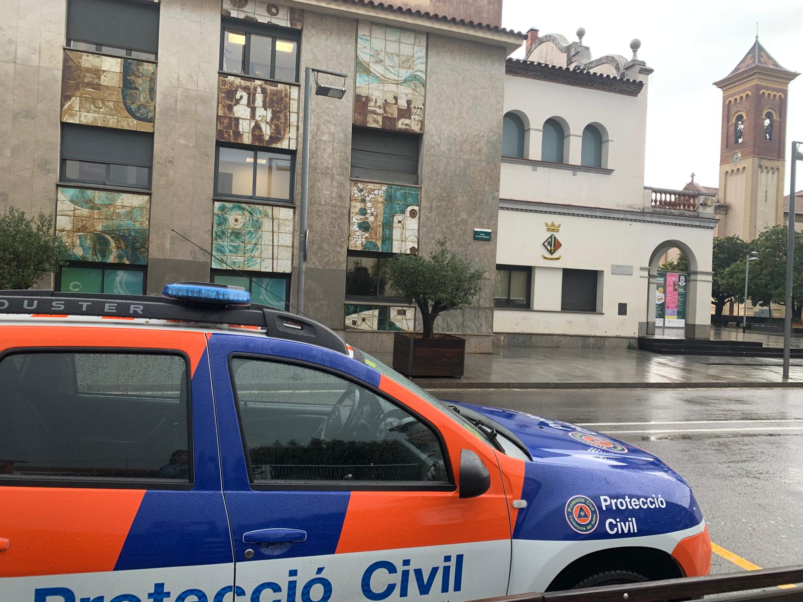 Un cotxe de protecció civil estacionat davant de l'Ajuntament de Cerdanyola, l'octubre de 2026. FOTO: Judit Josa (Arxiu)