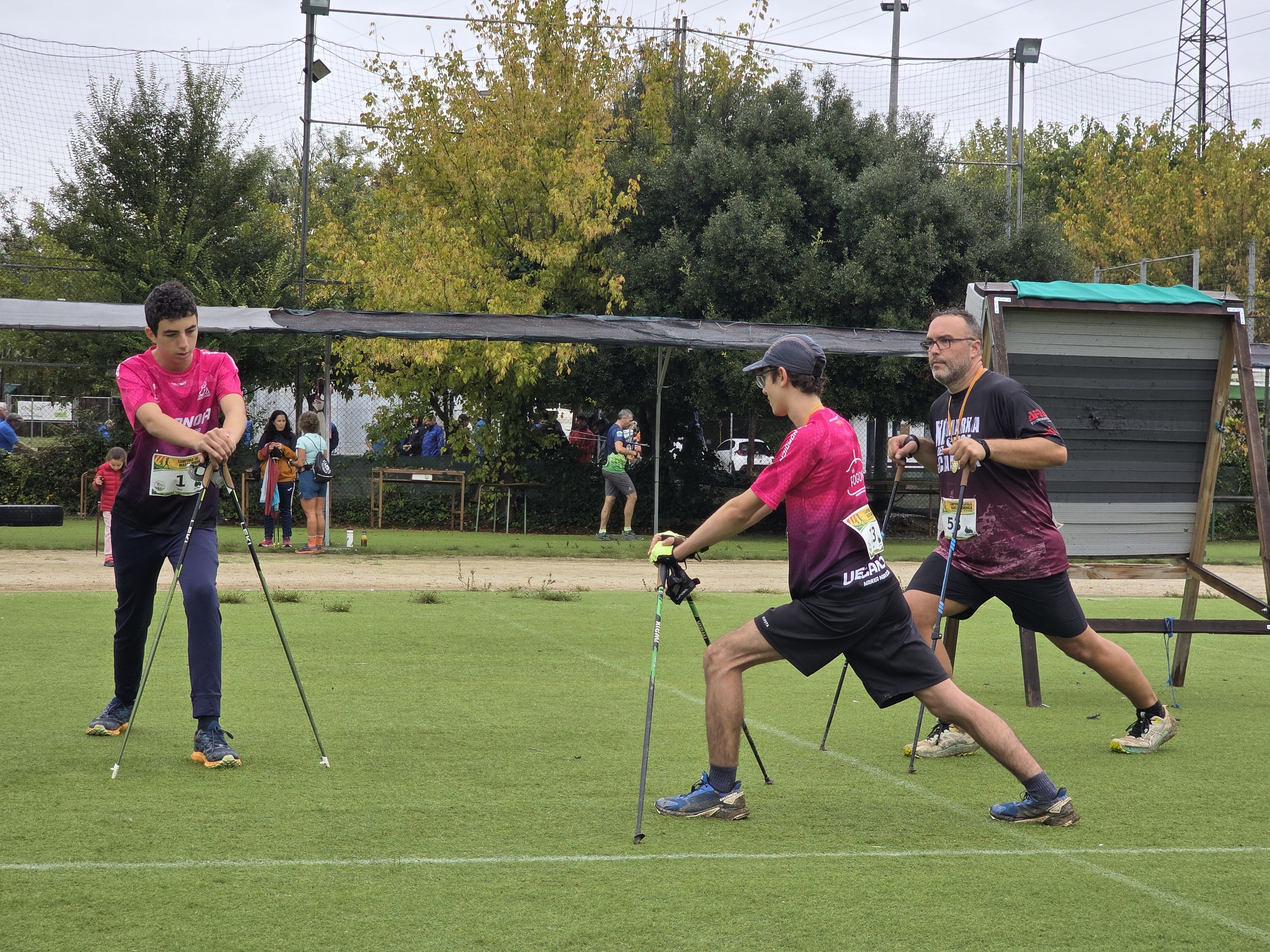 Estiraments abans i després del Campionat de Catalunya de Marxa Nòrdica “Ciutat de Cerdanyola” . FOTO: Marc Mata