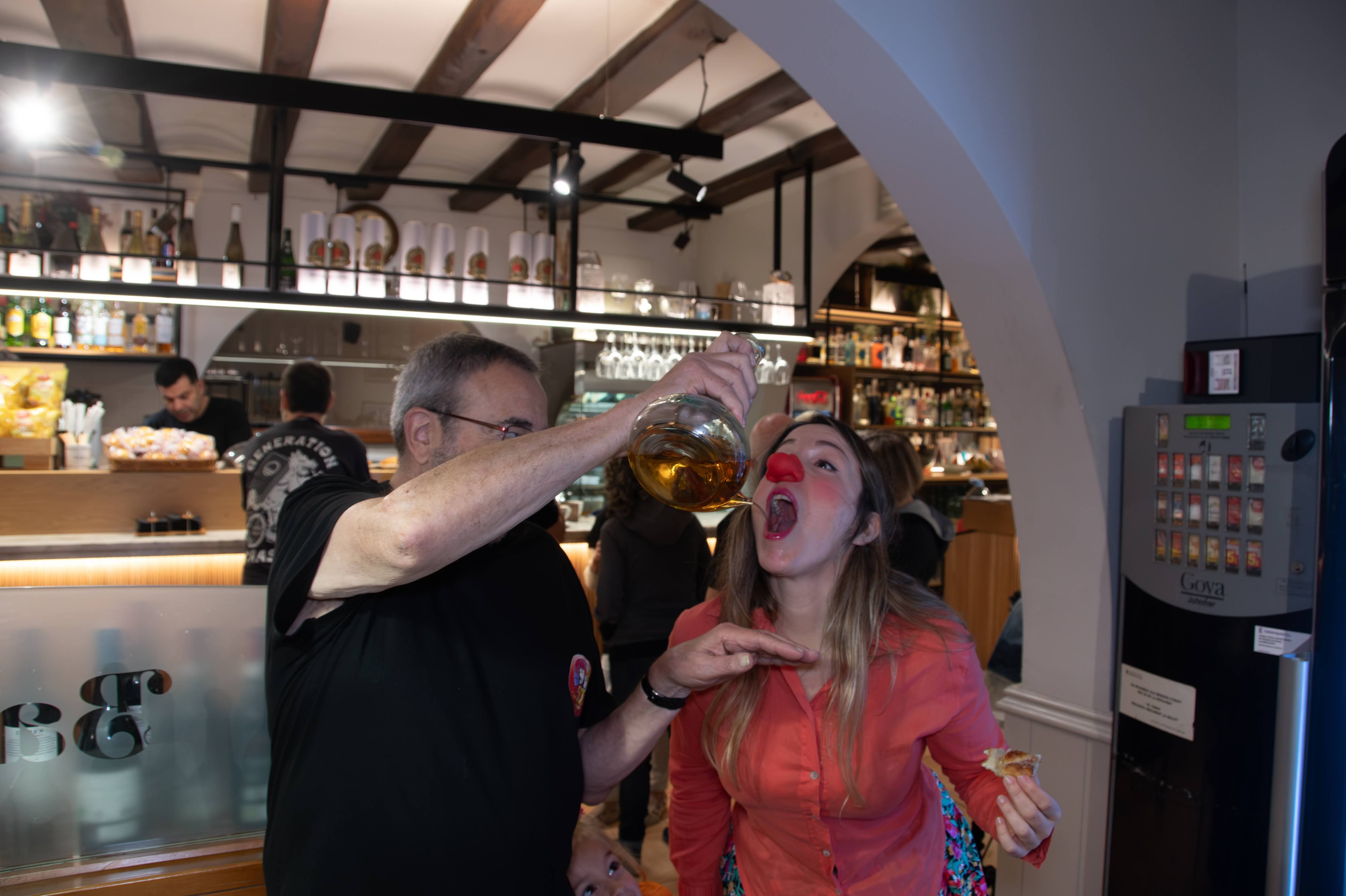 L'humor i el bon ambient, protagonistes del vermut del 50è aniversari del GAT al bar Grau. FOTO: Manel Navarro (AFOCER)