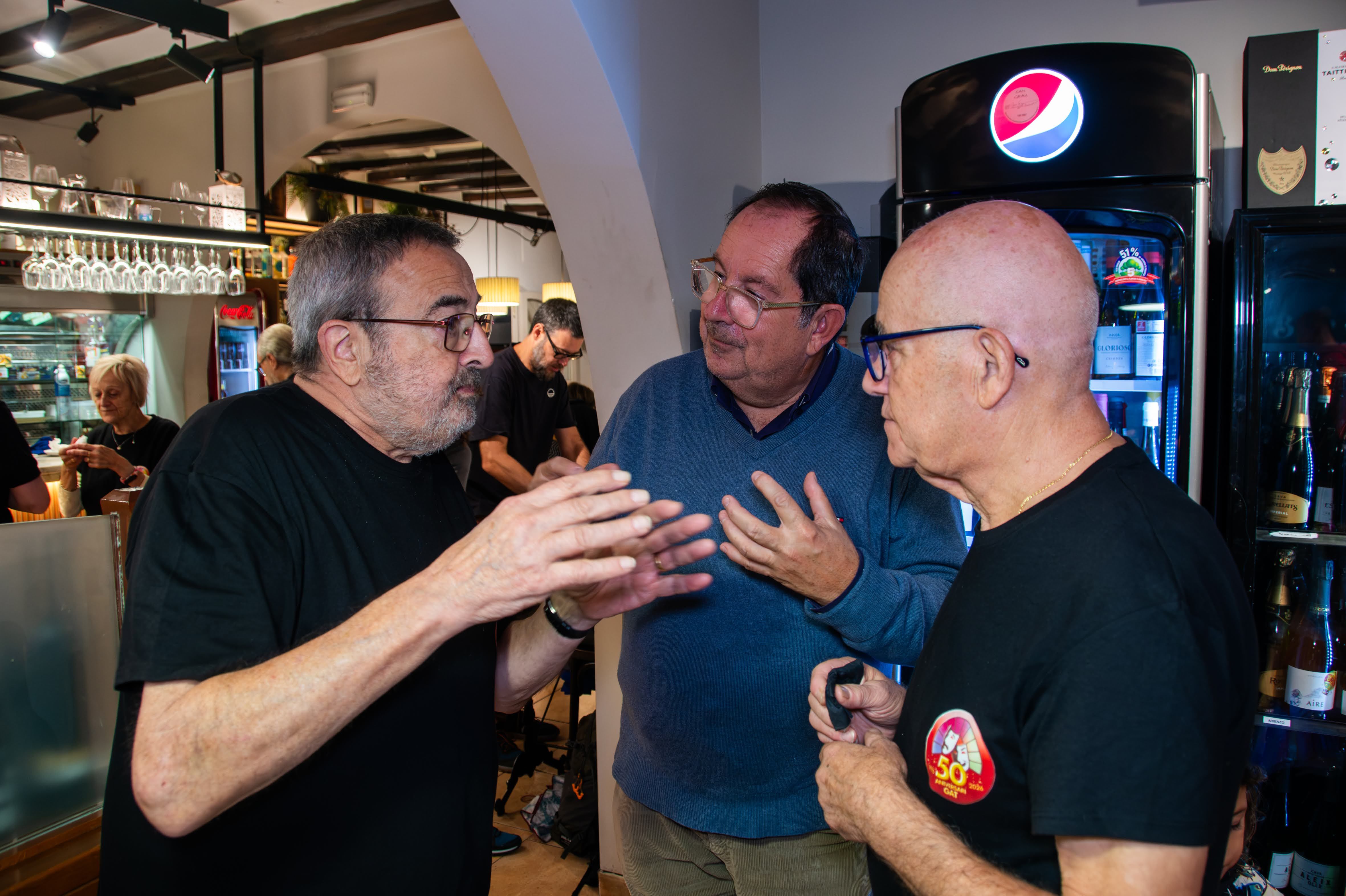 Francesc Vilaró conversa amb Eduard Lluís i el propietari del Bar Grau en un dels moments distesos de la trobada. FOTO: Manel Navarro (AFOCER)