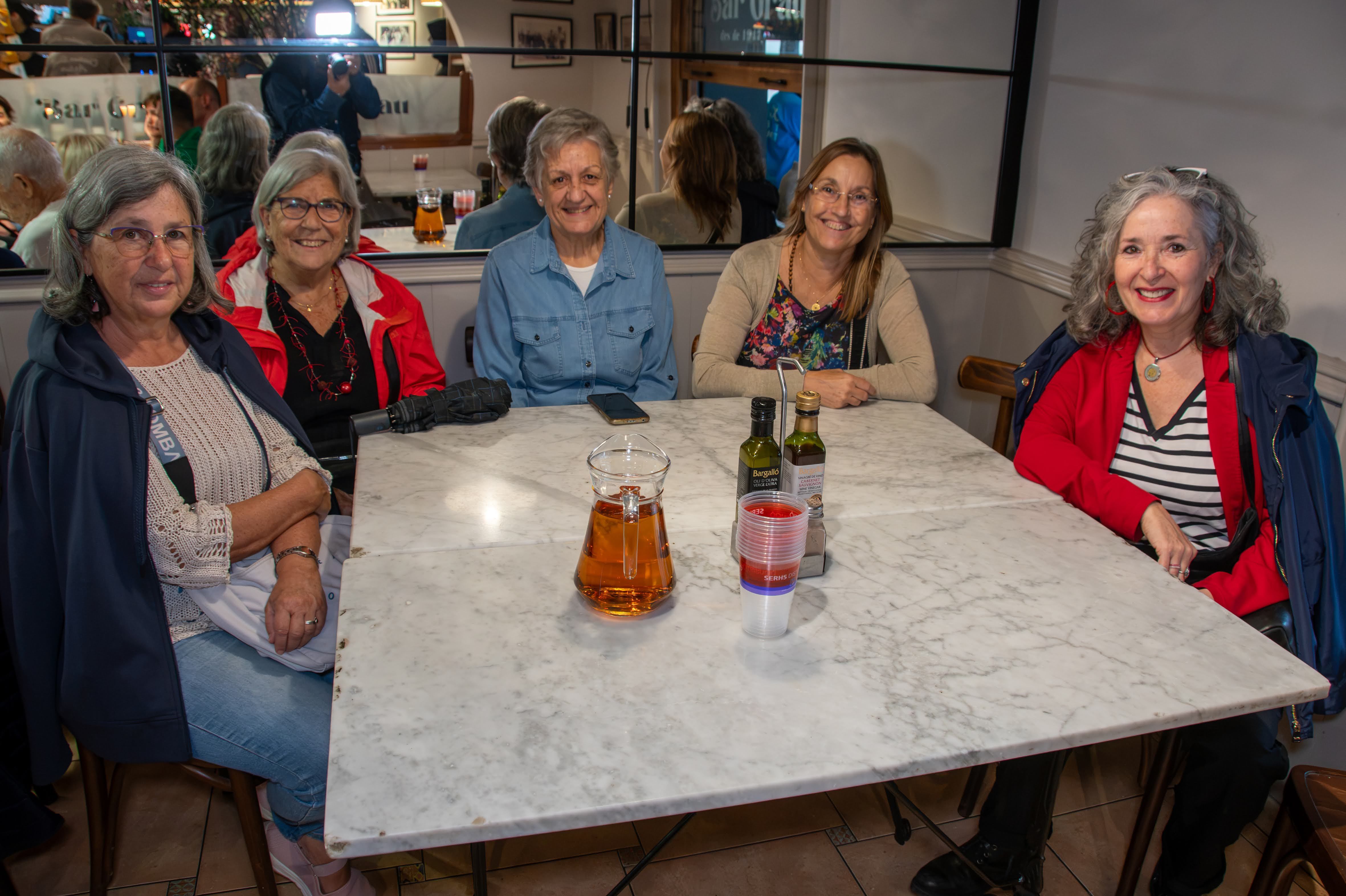 Integrants de la coral Dones per la Pau, de l'associació aCordeDona, reunides al voltant de la taula. FOTO: Manel Navarro (AFOCER)