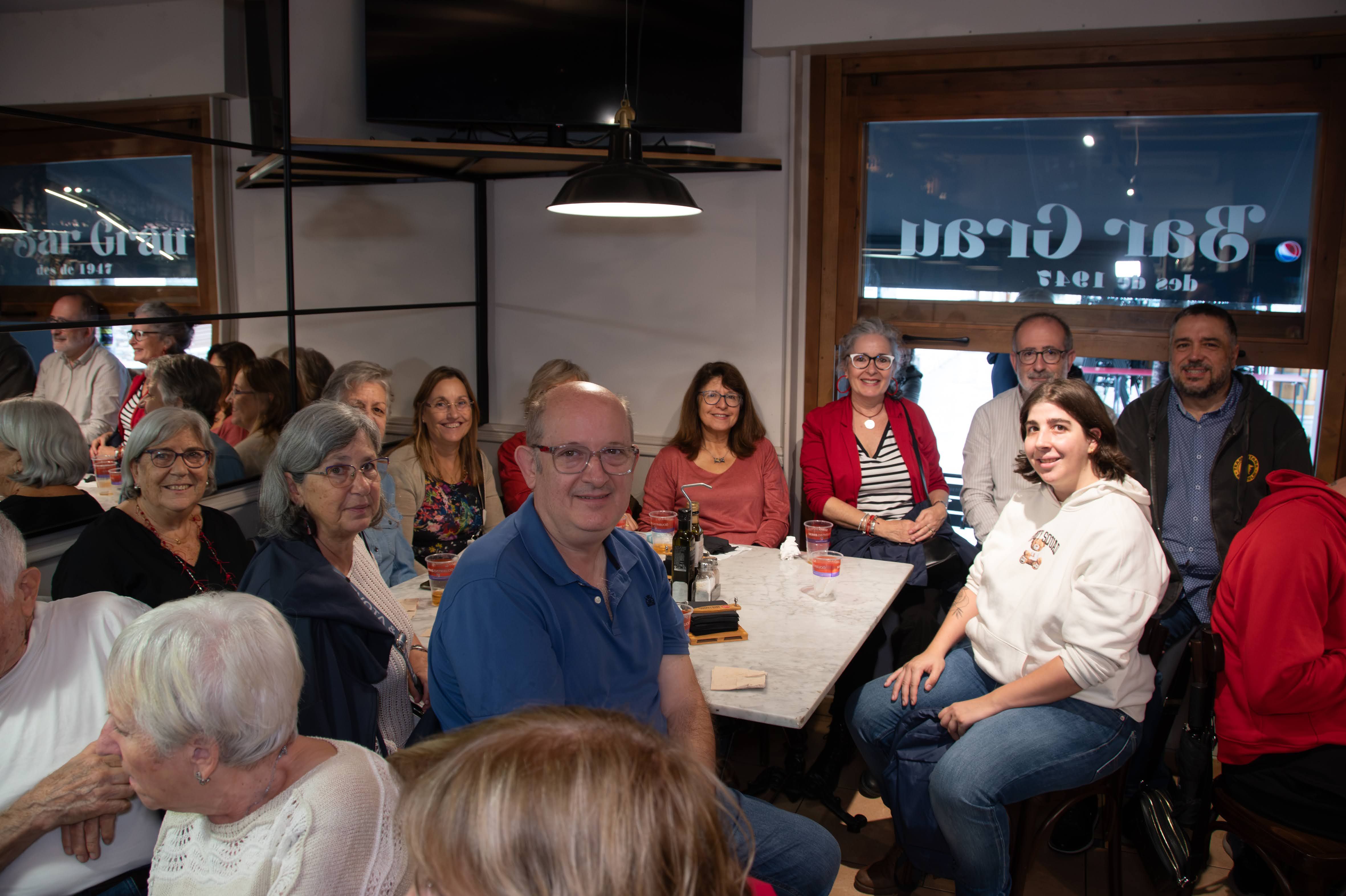 Representants d'entitats culturals de Cerdanyola comparteixen una estona de conversa al bar Grau. FOTO: Manel Navarro (AFOCER)