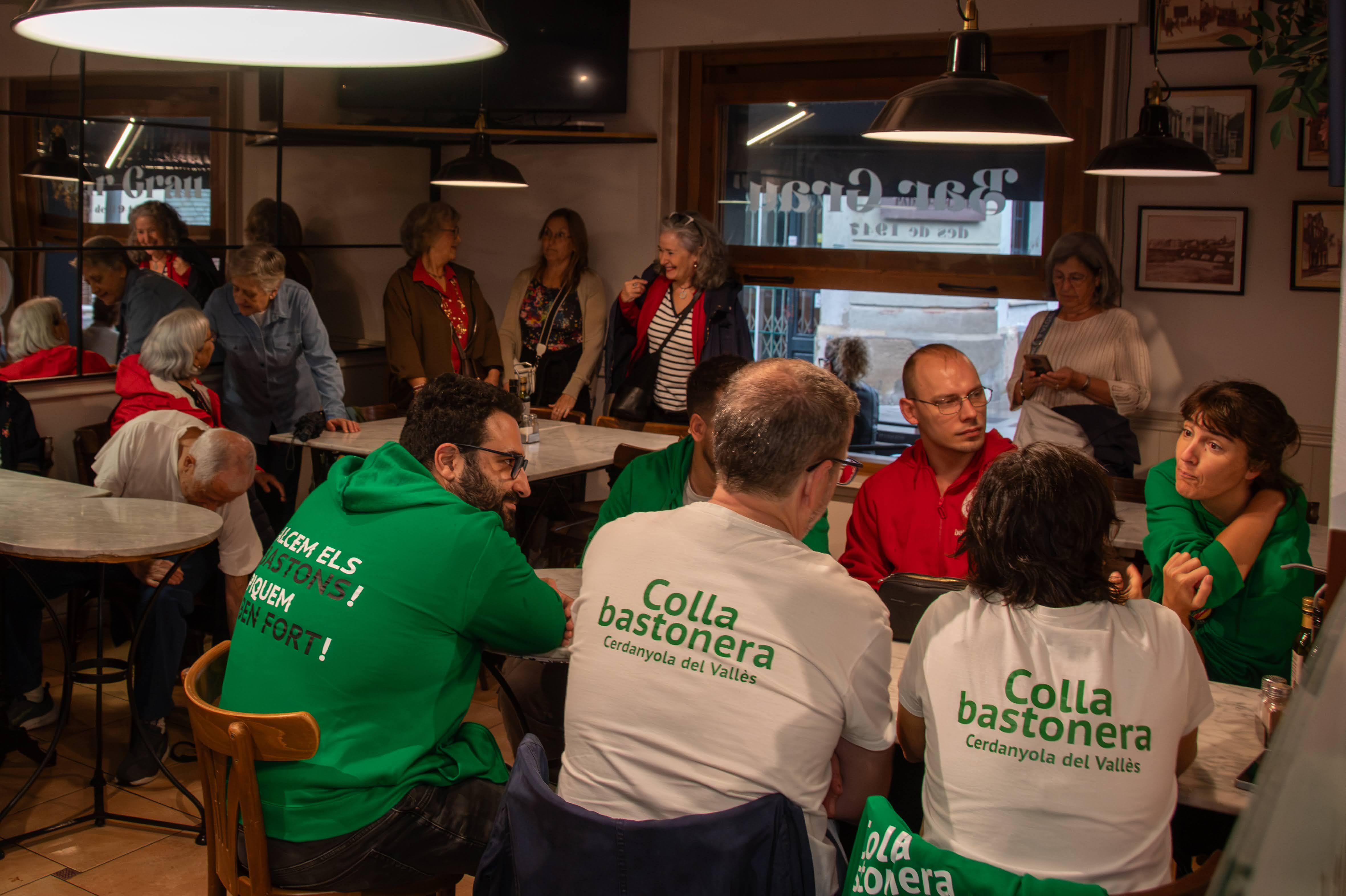 Membres de la Colla Bastonera de Cerdanyola comparteixen el vermut amb altres participants. FOTO: Manel Navarro (AFOCER)
