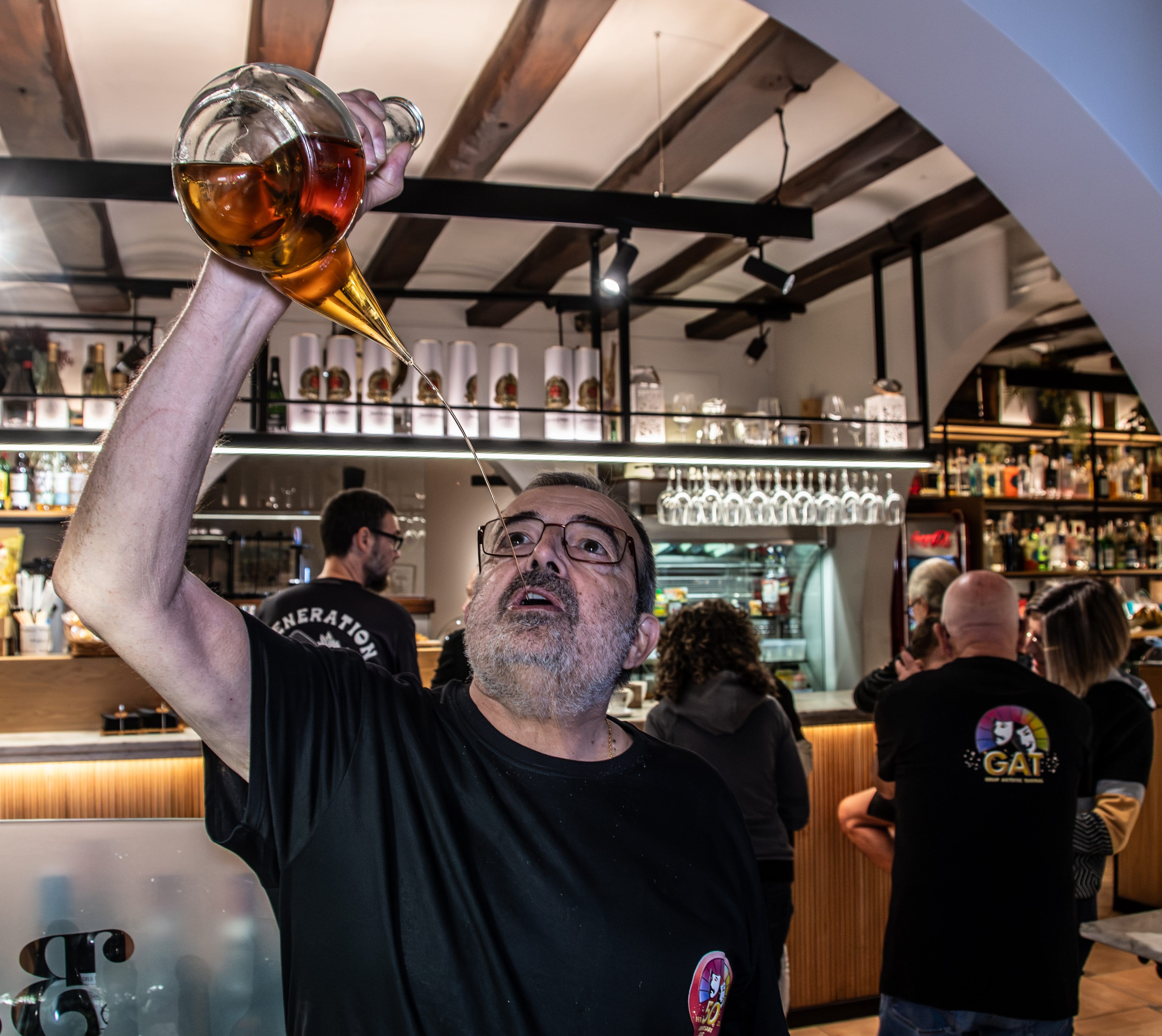 Eduard Lluís, un dels actors del GAT demostra la seva habilitat amb el porró durant el vermut popular. FOTO: Manel Navarro (AFOCER