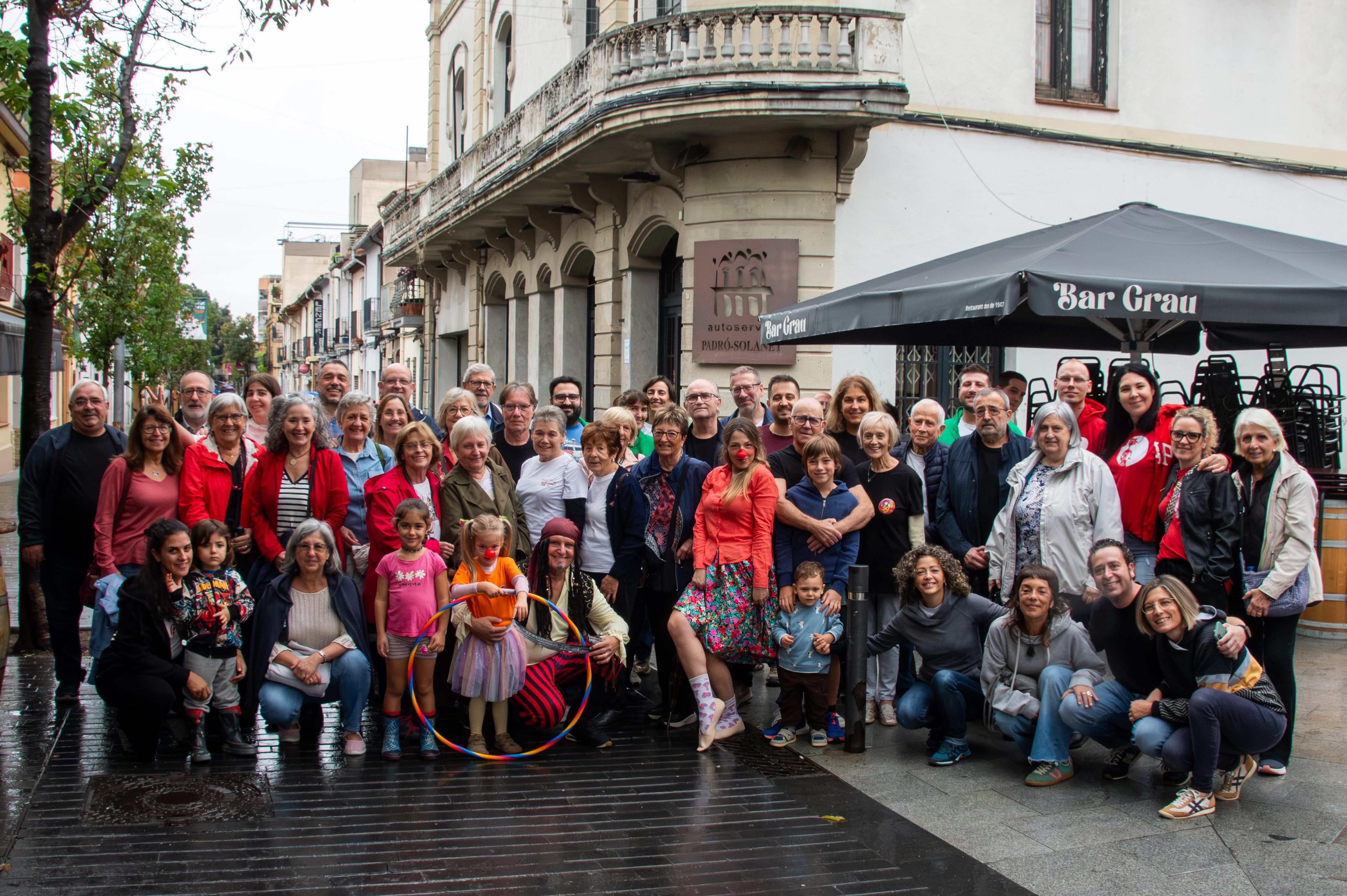 Foto de grup dels membres del GAT i representants d'entitats culturals davant del bar Grau, durant la cloenda del 50è aniversari. FOTO: Manel Navarro (AFOCER)
