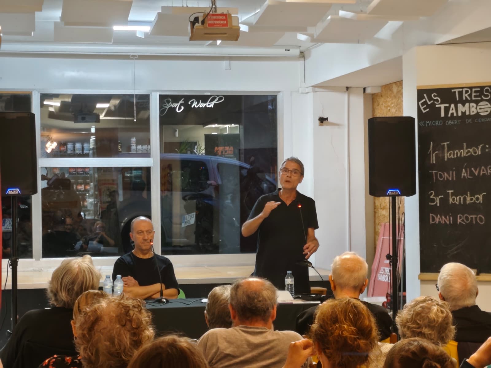 Vicenç Relats, director de la revista Vallesos, durant la presentació al Casal Popular La Flama, amb l'historiador Josep Lluís Negreira al seu costat. FOTO: Lola Morral