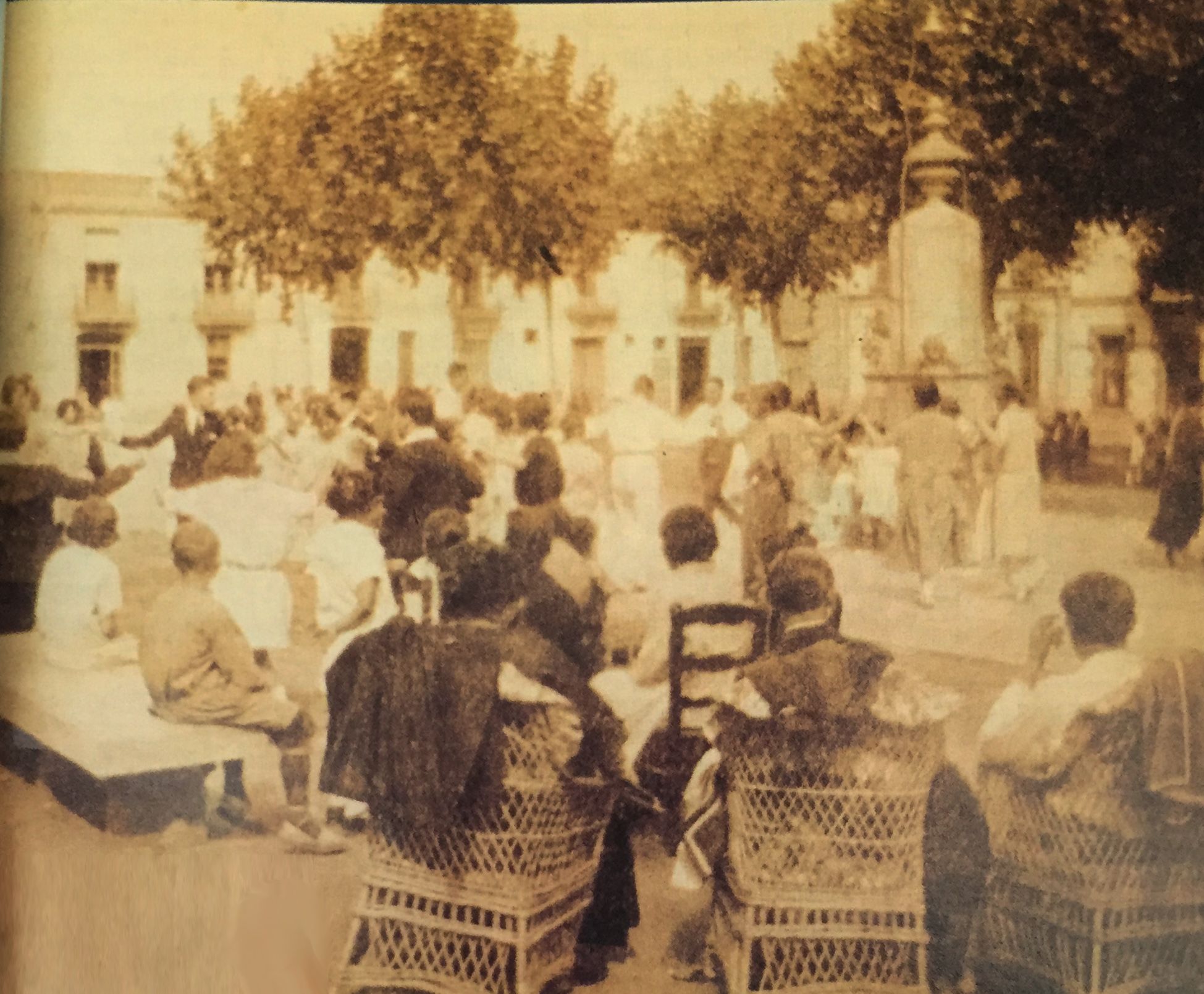 Ballada de sardanes dels estiuejants a la plaça de Sant Ramon, a principis del segle XX. La fotografia, cedida per la senyora Botella, va ser portada del TOT Cerdanyola l'any 2003. FOTO: Arxiu històric  TOT