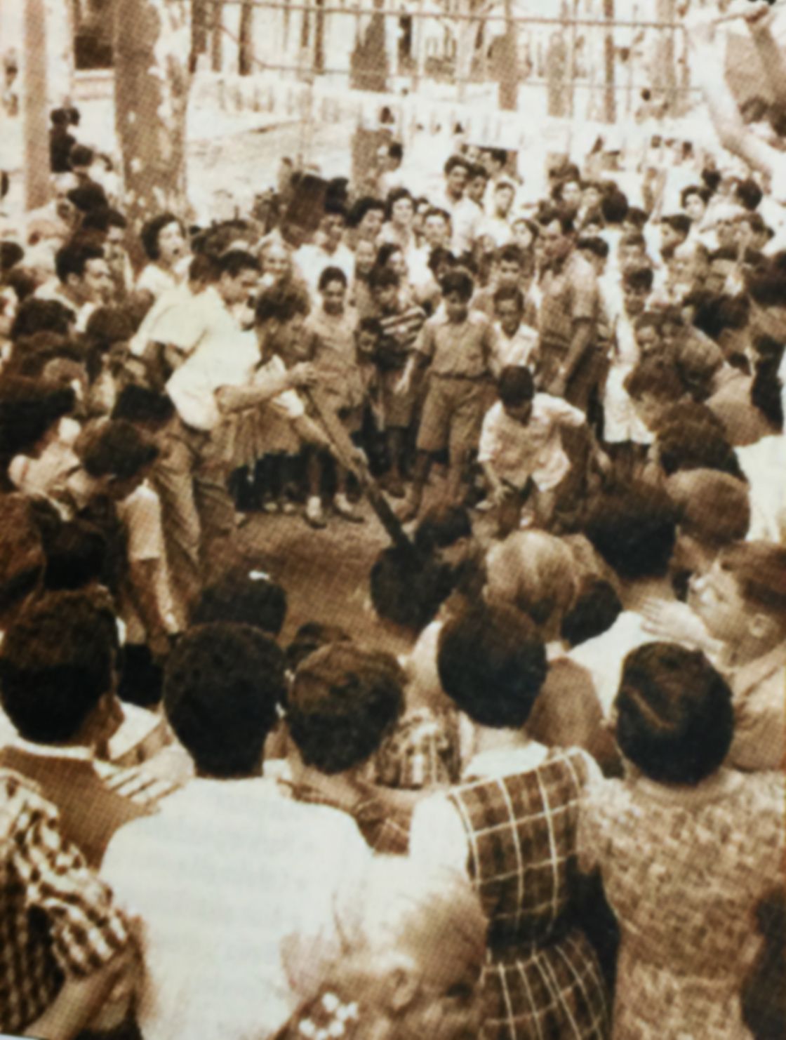 Acte popular de la Festa Major de Sant Jaume a l'avinguda de Catalunya, al barri de Baix. La fotografia, cedida per Isidre Morera, va ser portada del TOT Cerdanyola l'any 2001. FOTO: Arxiu Històric TOT