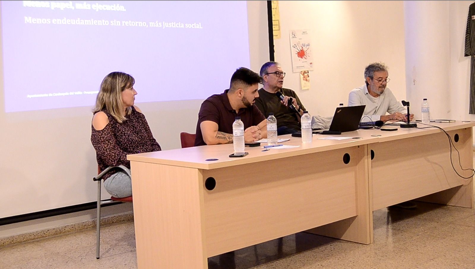 Els ponents de Podem Cerdanyola durant la xerrada sobre el pressupost municipal. Foto: Cedida