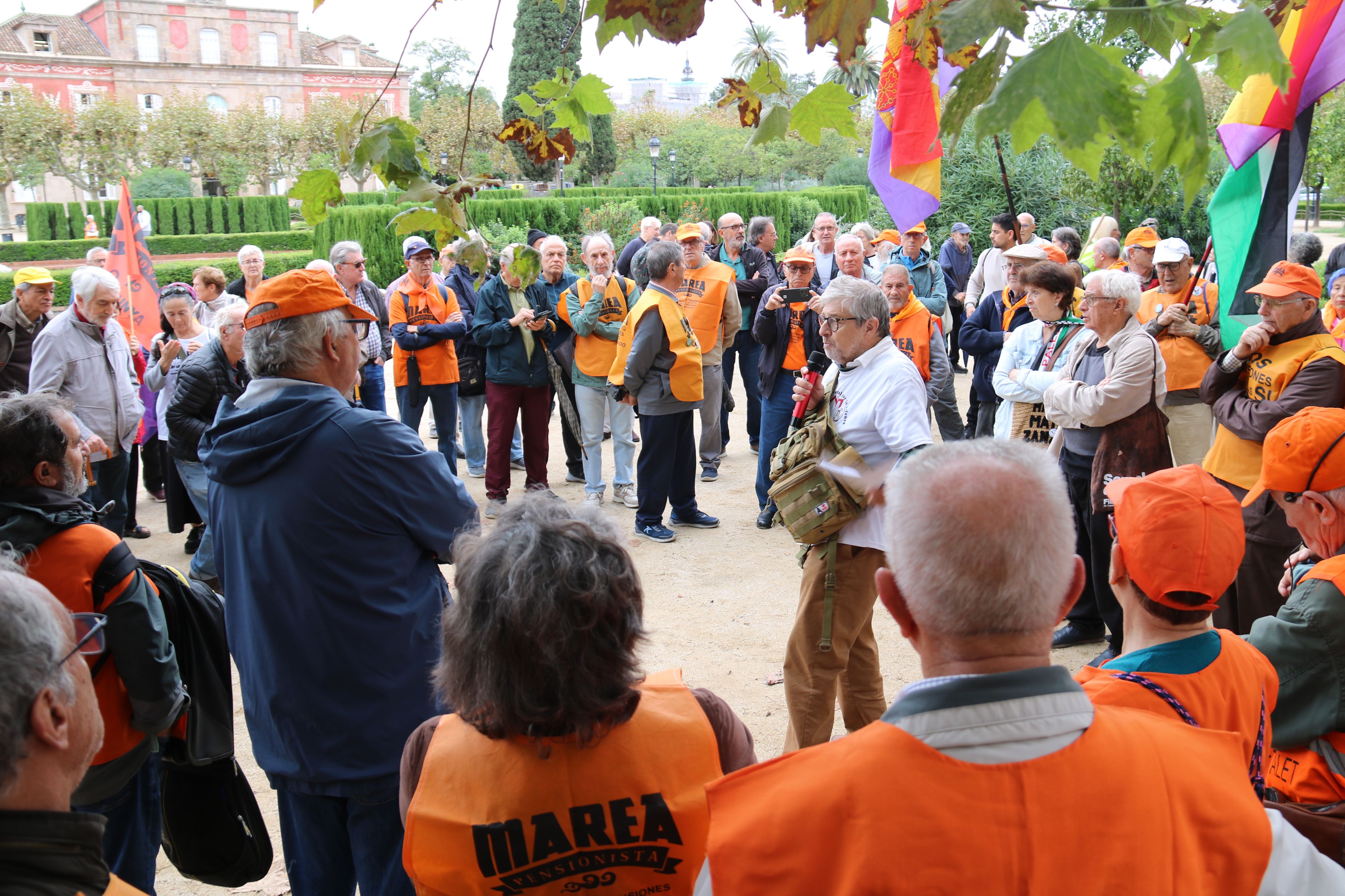 Un centenar de persones s'han concentrat davant el Parlament de Catalunya per donar suport a la presentació de la ILP.   FOTOr: Miquel Codolar (ACN)
