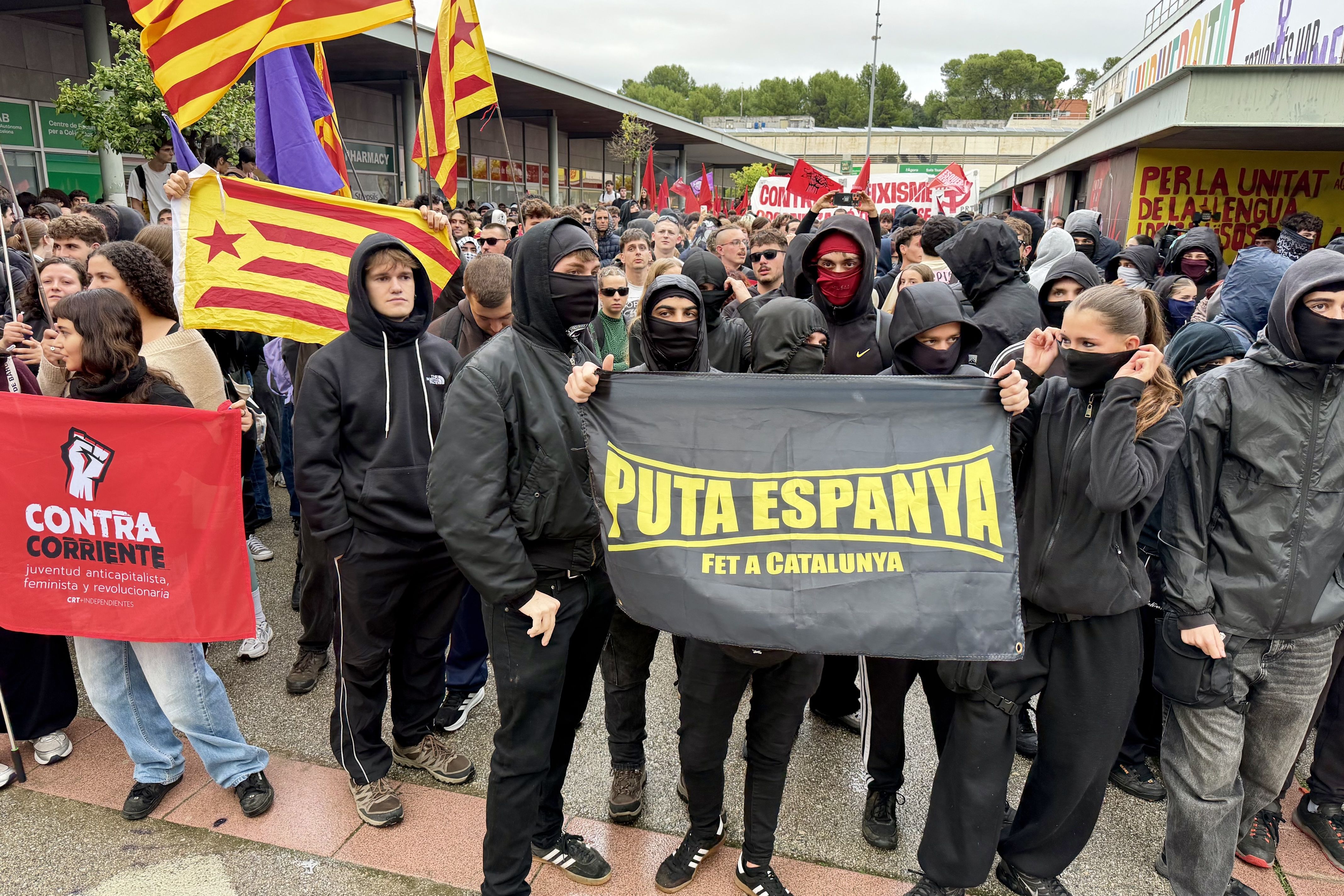 Manifestants contraris a Vito Quiles a la plaça Cívica de la UAB.   FOTO: Albert Segura