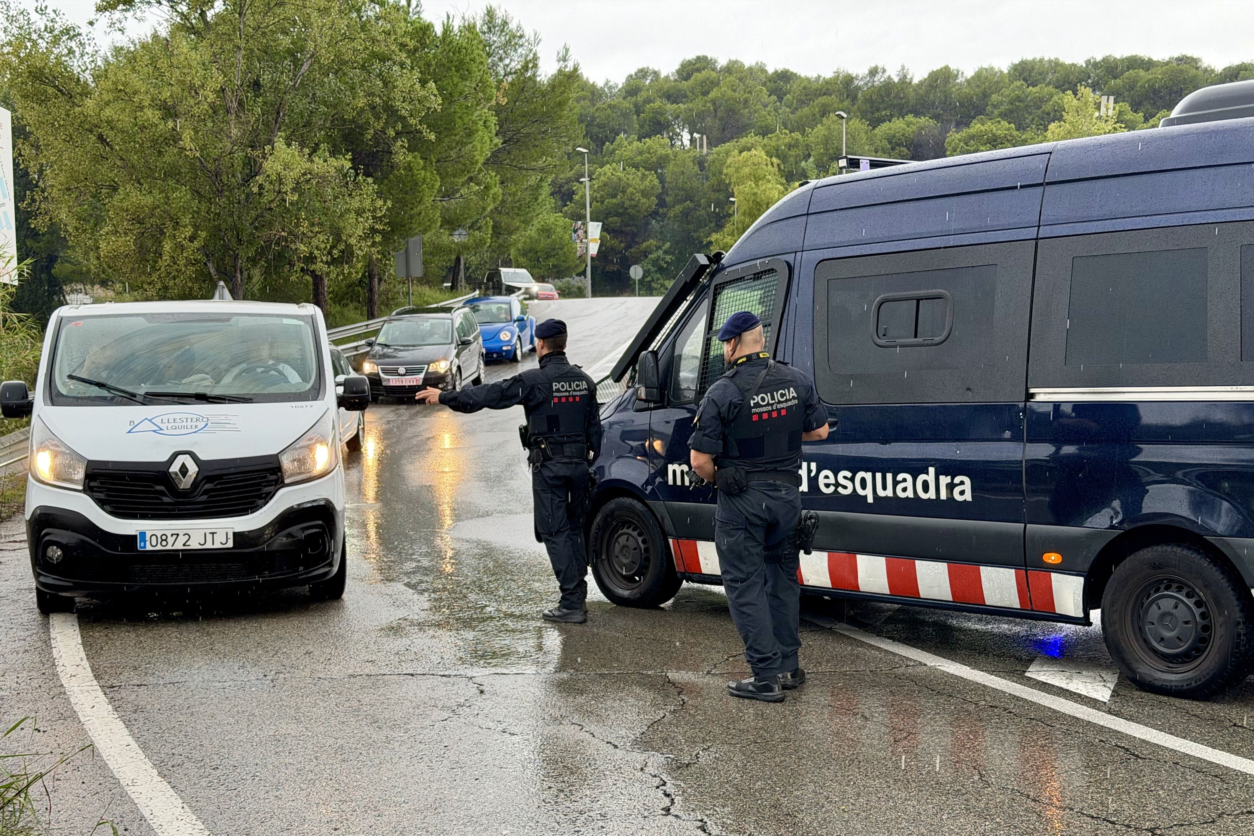 Efectius dels Mossos fent controls d’accés al campus de la UAB.  FOTO: Albert Segura