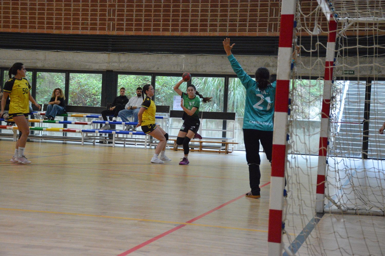 El Cerdanyola ha mantingut un duel molt igualat amb el Castelldefels fins a l'últim minut. FOTO: Cedida Club d'handbol