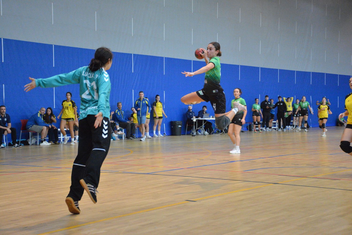 Una jugadora del G&P Auditors Cerdanyola busca porteria en una acció d'atac. FOTO: Club Handbol Cerdanyola