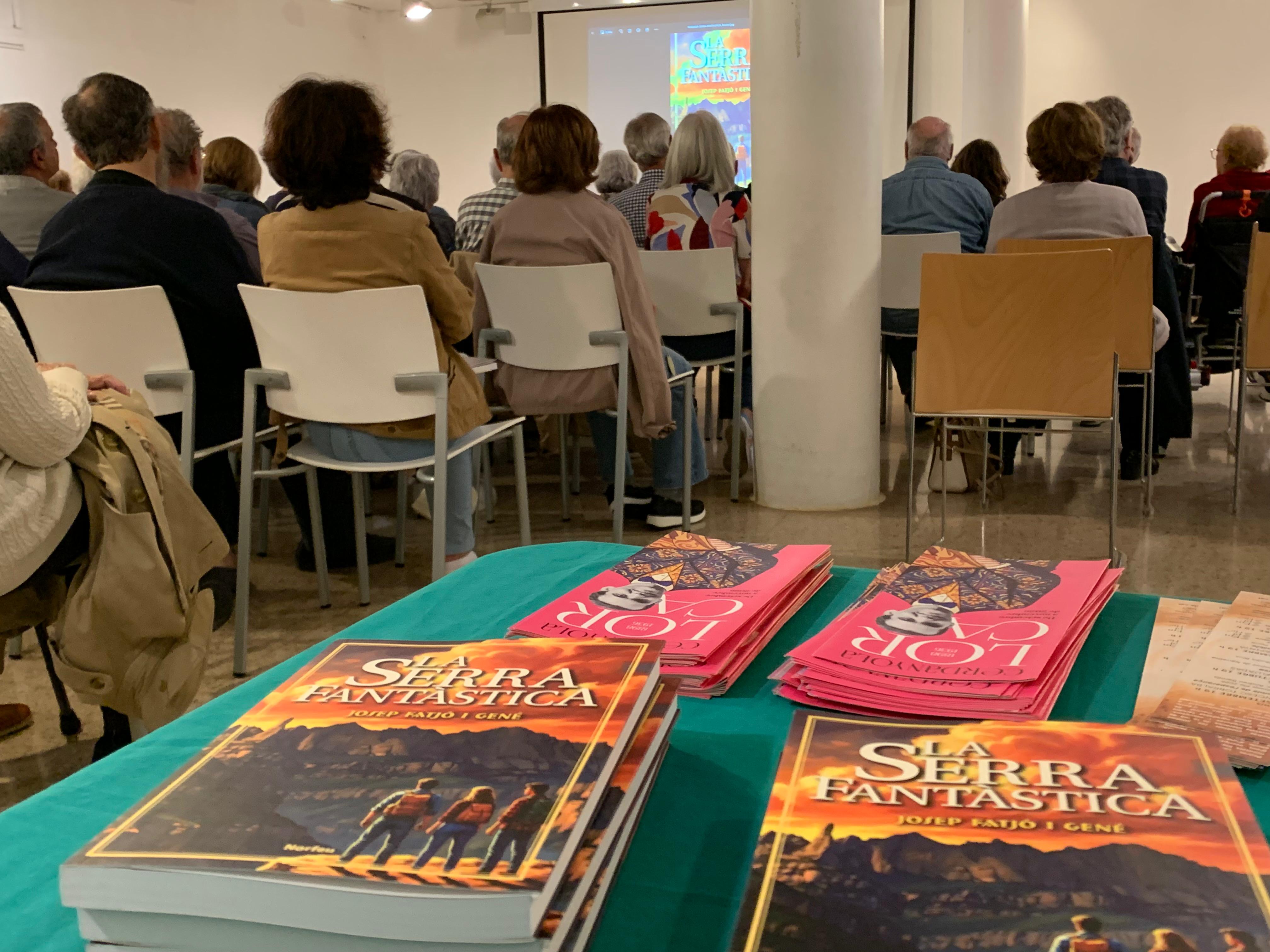 Els exemplars de La serra fantàstica, en primer terme, durant la presentació del llibre davant d'una setantena de persones. FOTO: Judit Josa