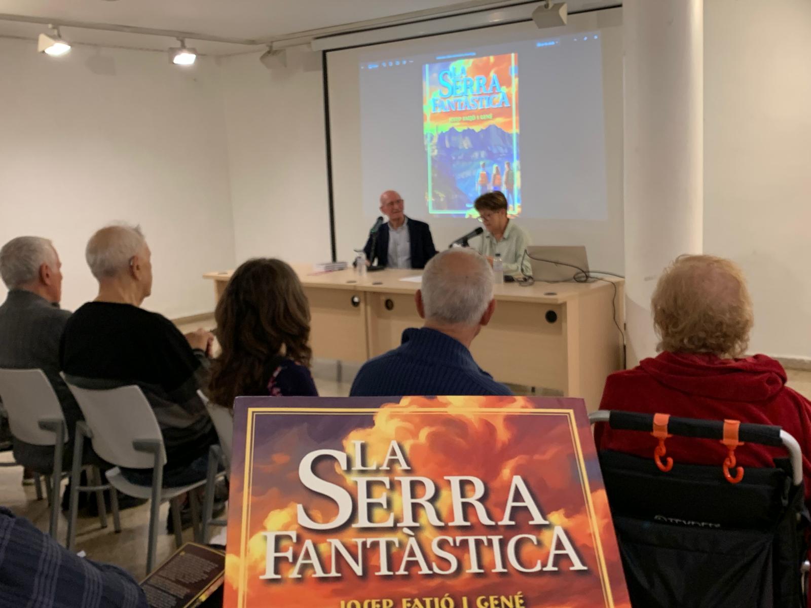 Josep Fatjó i Victòria Lovaina conversen sobre la novel·la davant del públic de la sala 22 de l'Ateneu. FOTO: Judit Josa