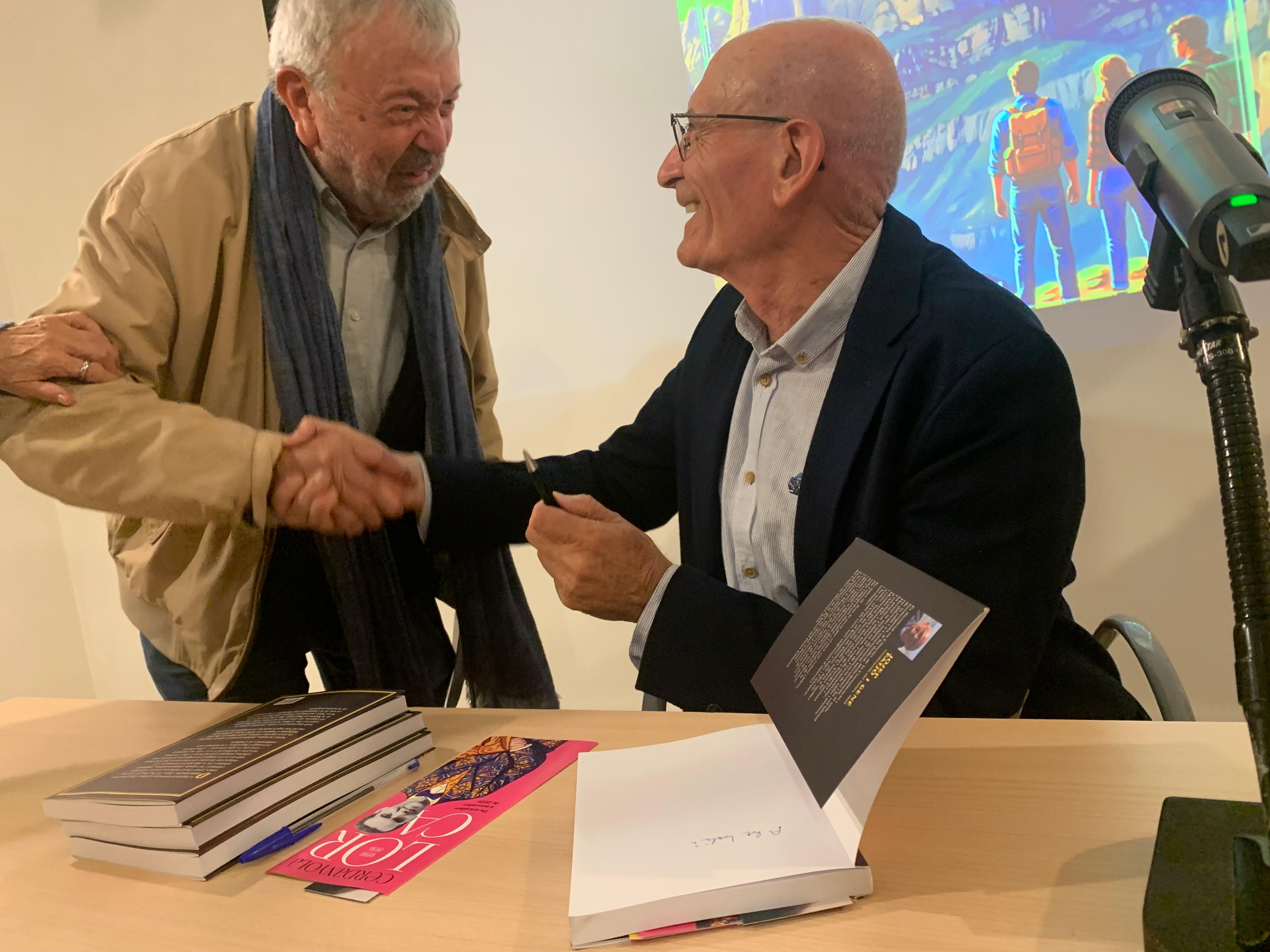 Josep Fatjó saluda un dels assistents durant la signatura d'exemplars de La serra fantàstica. FOTO: Judit Josa