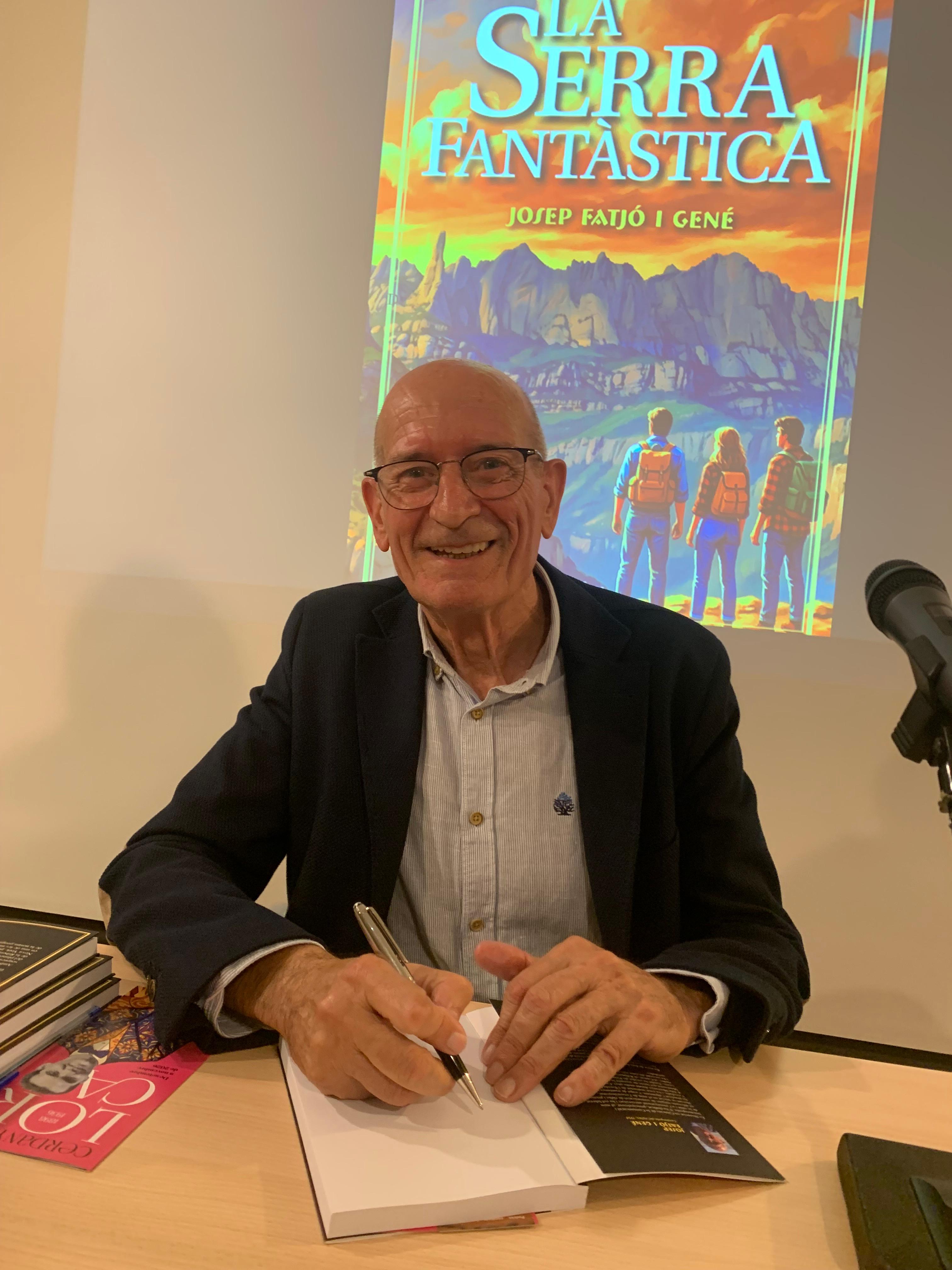 Josep Fatjó dedica un exemplar de la seva nova novel·la en acabar la presentació a l'Ateneu. FOTO: Judit Josa
