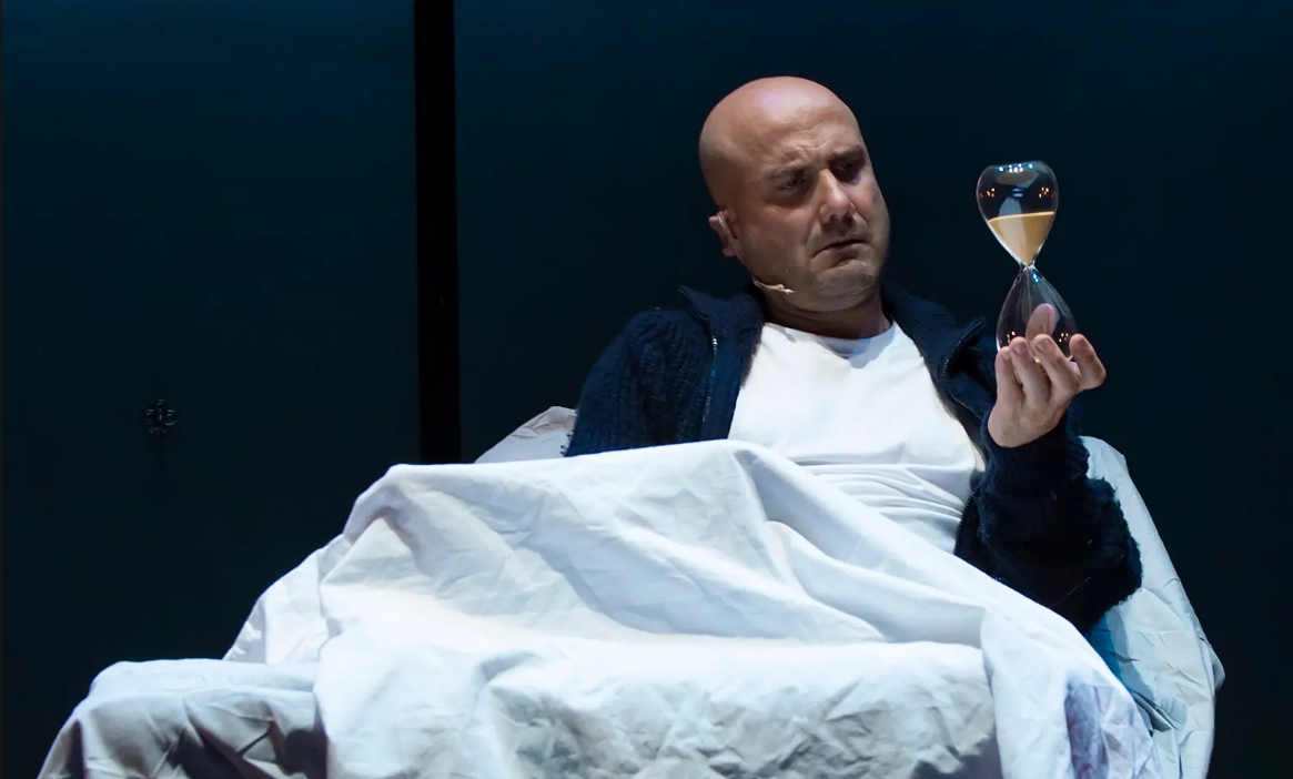 Diego Lorca observa un rellotge de sorra en una escena de la nova obra de Titzina. FOTO: Titzina