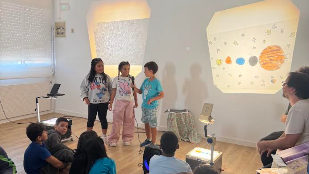 Un grup d'alumnes del Sant Martí explica les seves hipòtesis sobre l'univers. FOTO: Escola Sant Martí.