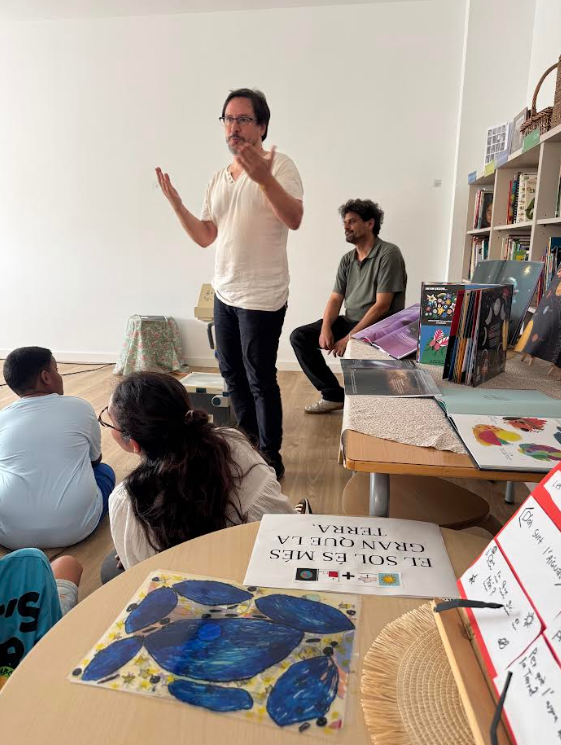 Un dels investigadors de l'IFAE comparteix les descobertes amb els alumnes. FOTO: Escola Sant Martí.