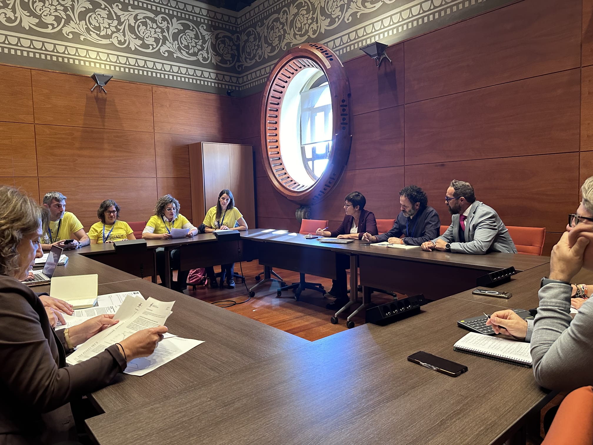 Representants de La Sínia durant la reunió amb els grups parlamentaris. FOTO: Cedida