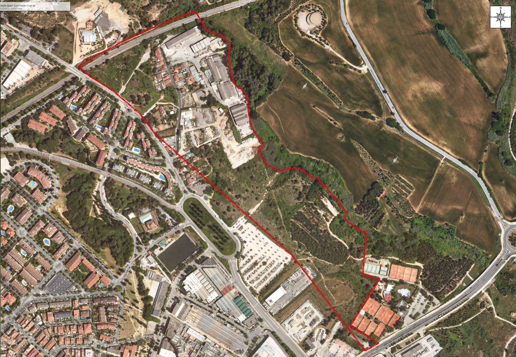 La línia vermella marca els terrenys de Cerdanyola on es projecten 1.116 habitatges, al barri de Campoamor, al límit amb Sant Cugat. FOTO Cedida
