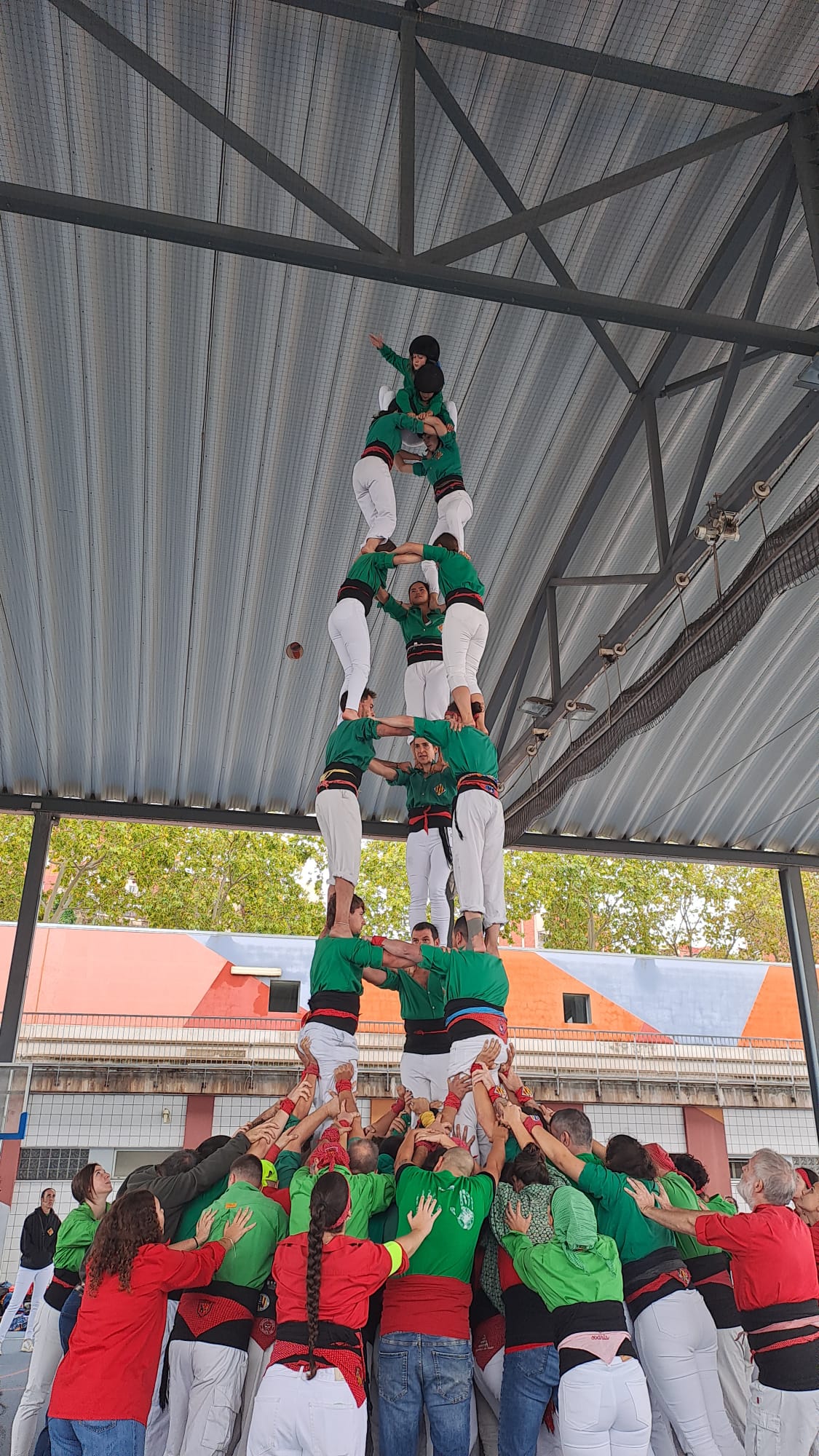 Els Castellers de Cerdanyola descarreguen un castell durant una de les dues actuacions del cap de setmana. FOTO: Cedida
