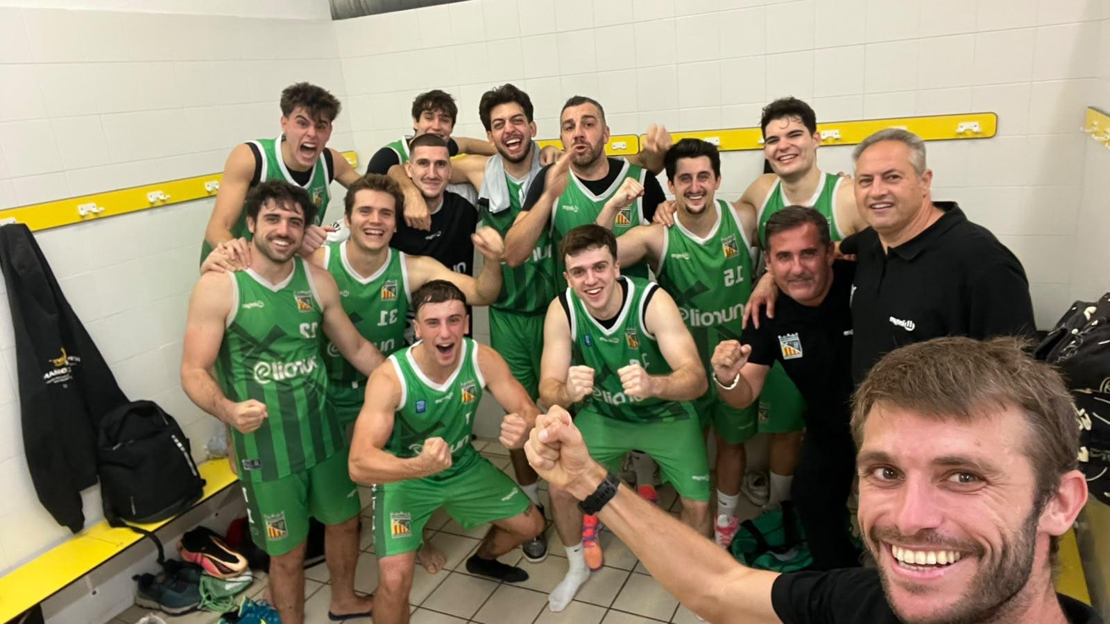 Els jugadors i el cos tècnic del CB Cerdanyola celebren al vestidor la primera victòria de la temporada. FOTO: CB Cerdanyola