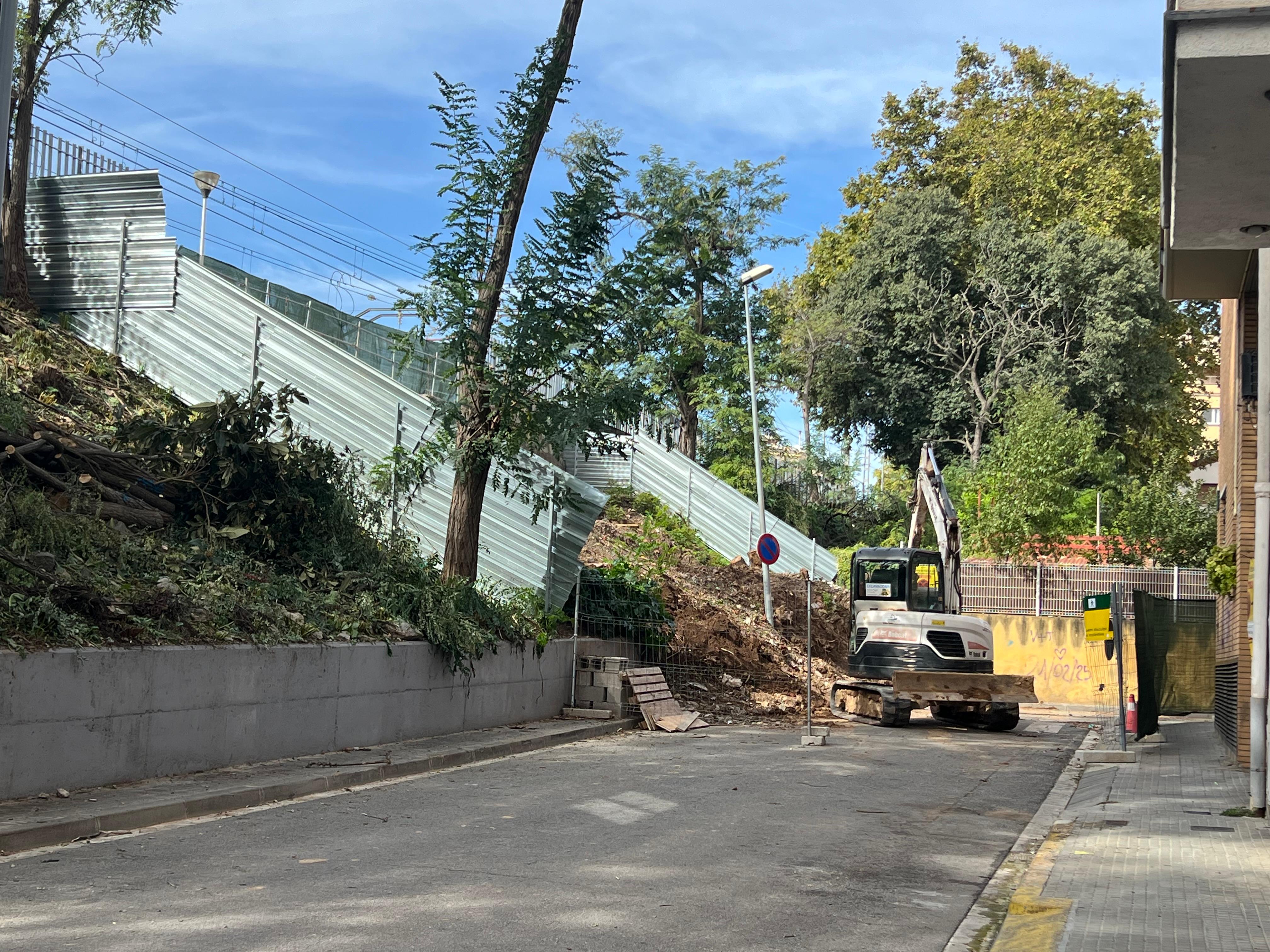 Les obres de construcció del pas soterrani sota les vies del tren, al carrer de Salvador Espriu. FOTO: Judit Josa