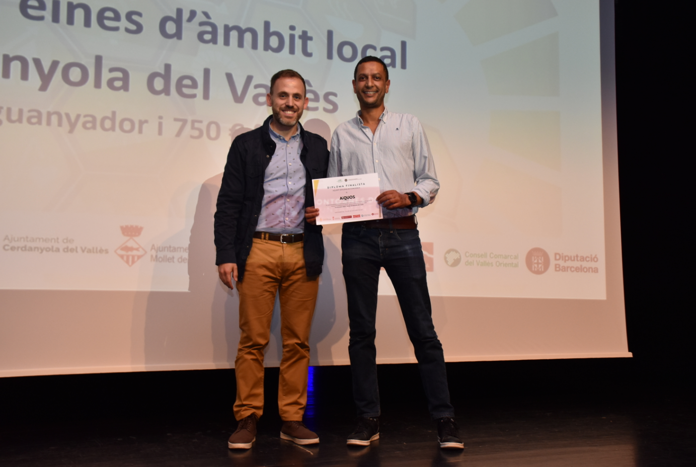 L’alcalde de Cerdanyola, Carlos Cordón, amb un representant d’AiQUOS, projecte finalista dels Premis Eines 2026. FOTO: Ajuntament de Montornès
