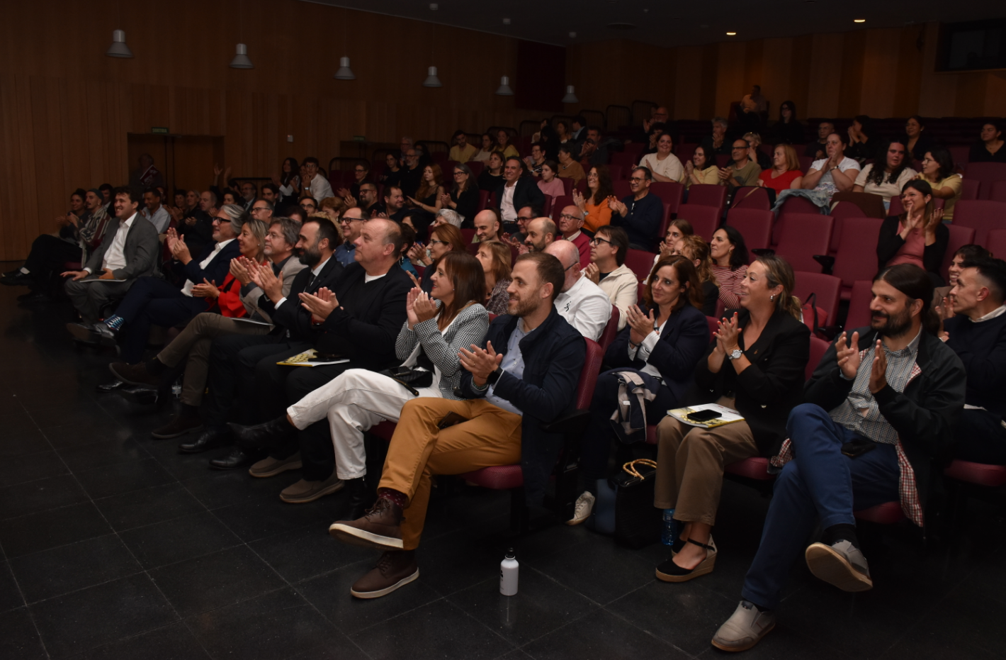 L’alcalde de Cerdanyola, Carlos Cordón, i les regidores Conchi Martínez i Cristina Padilla, entre el públic assistent al lliurament dels Premis Eines 2026. FOTO: Ajuntament de Montornès.