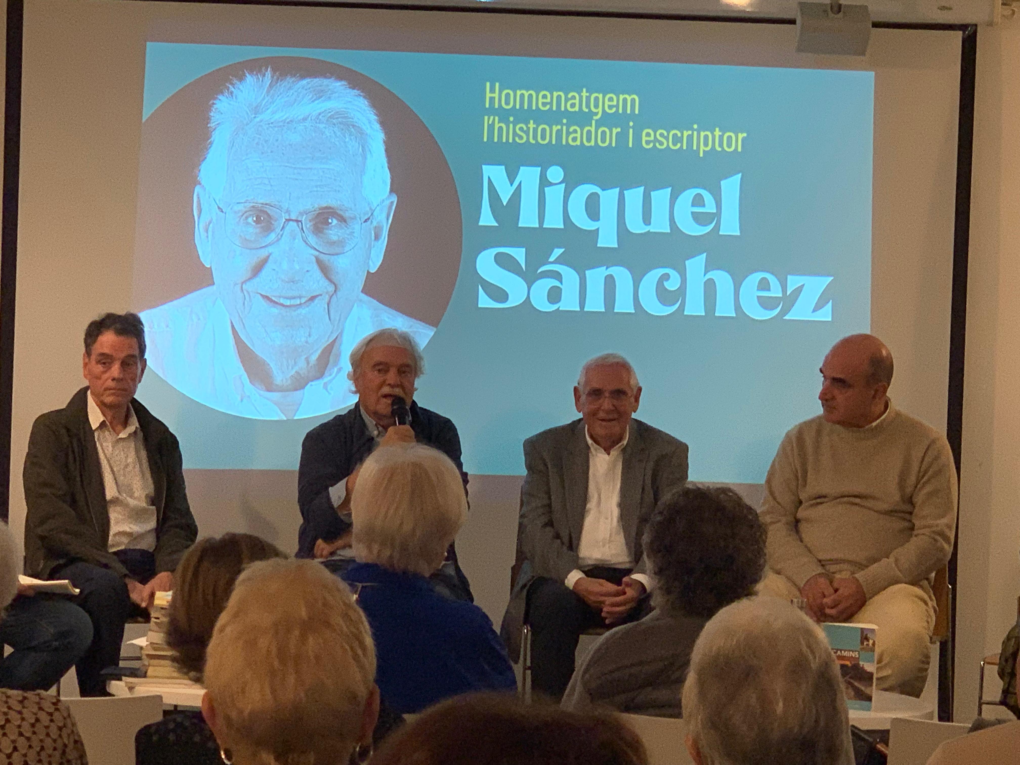 Josep Fernández Trabal, Francesc Parcerisas, Miquel Sánchez i Vicent Guallart, d'esquerra a dreta, durant l'homenatge a l'Ateneu. FOTO: Judit Josa