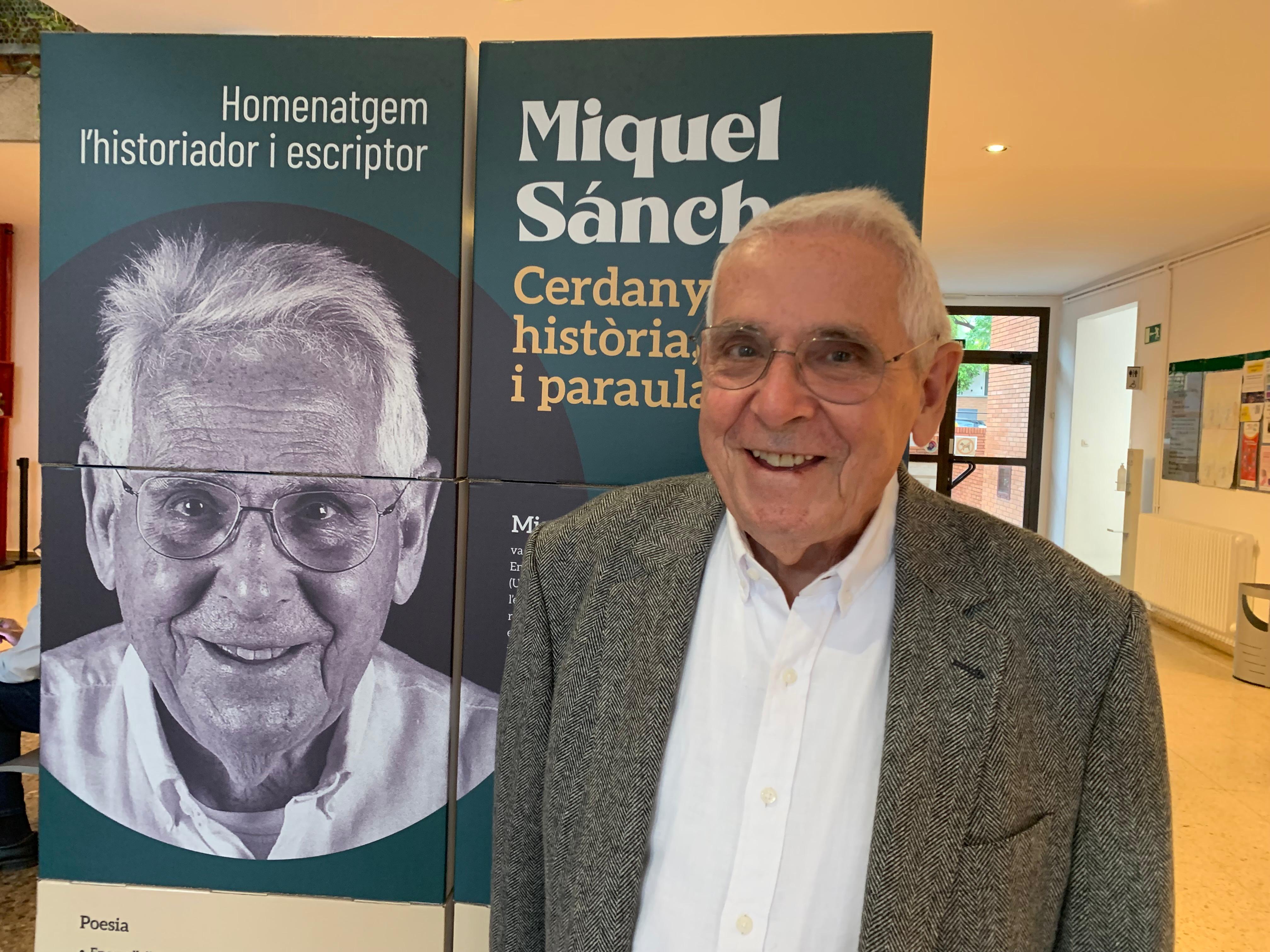 Miquel Sánchez, davant dels plafons dedicats a la seva trajectòria com a historiador i escriptor, a l'Ateneu de Cerdanyola. FOTO: Judit Josa