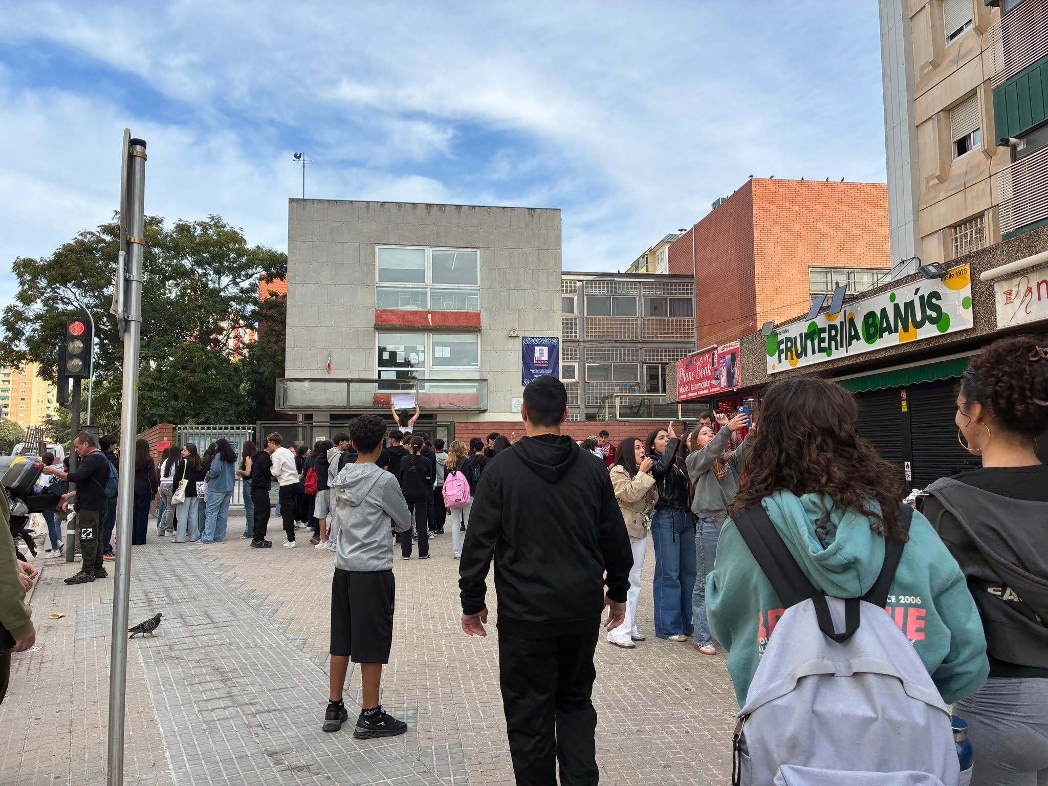 Una vuitantena d'alumnes del Banús han protestat a la porta de l'institut. Foto: Laia Jubany