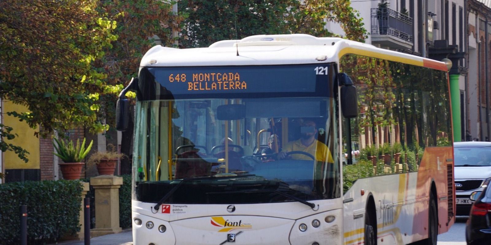 El 648 al seu pas per la carretera de Barcelona, al barri de Quatre Cantons de Cerdanyola. FOTO: Arxiu