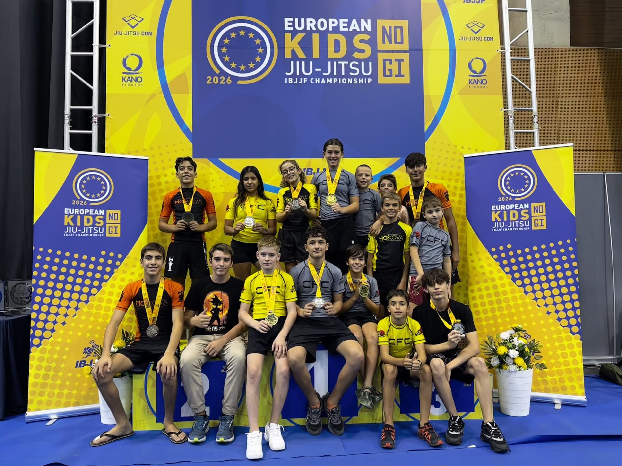 Els joves esportistes del Cerdanyola Fight Club al Campionat d'Europa de jiu-jitsu No-Gi, disputat a Lisboa. FOTO: CFC