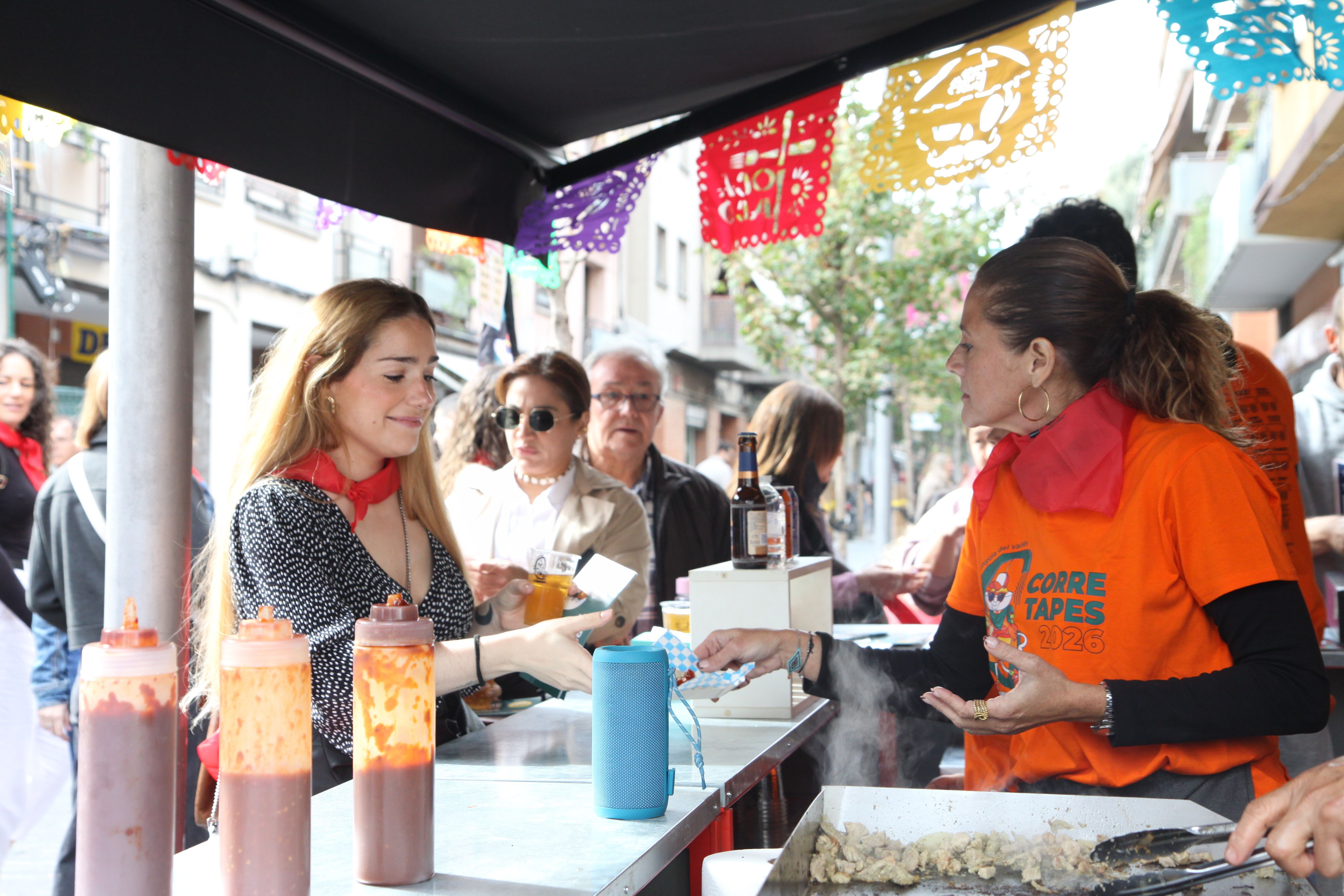 Una clienta recull la seva tapa a Toca Taco. Foto: Laia Jubany