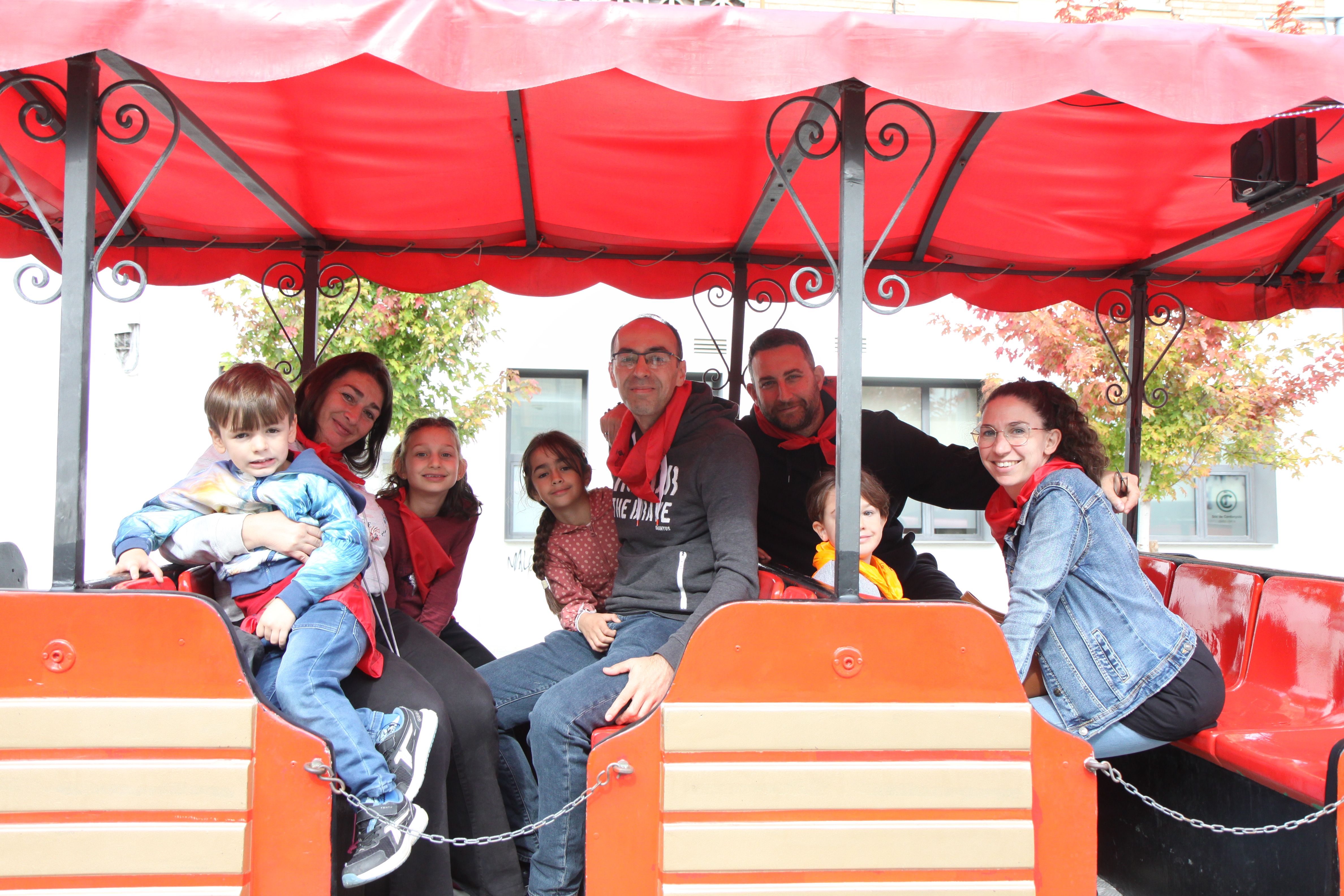 Famílies gaudeixen del trenet del CorreTapes. Foto: Laia Jubany