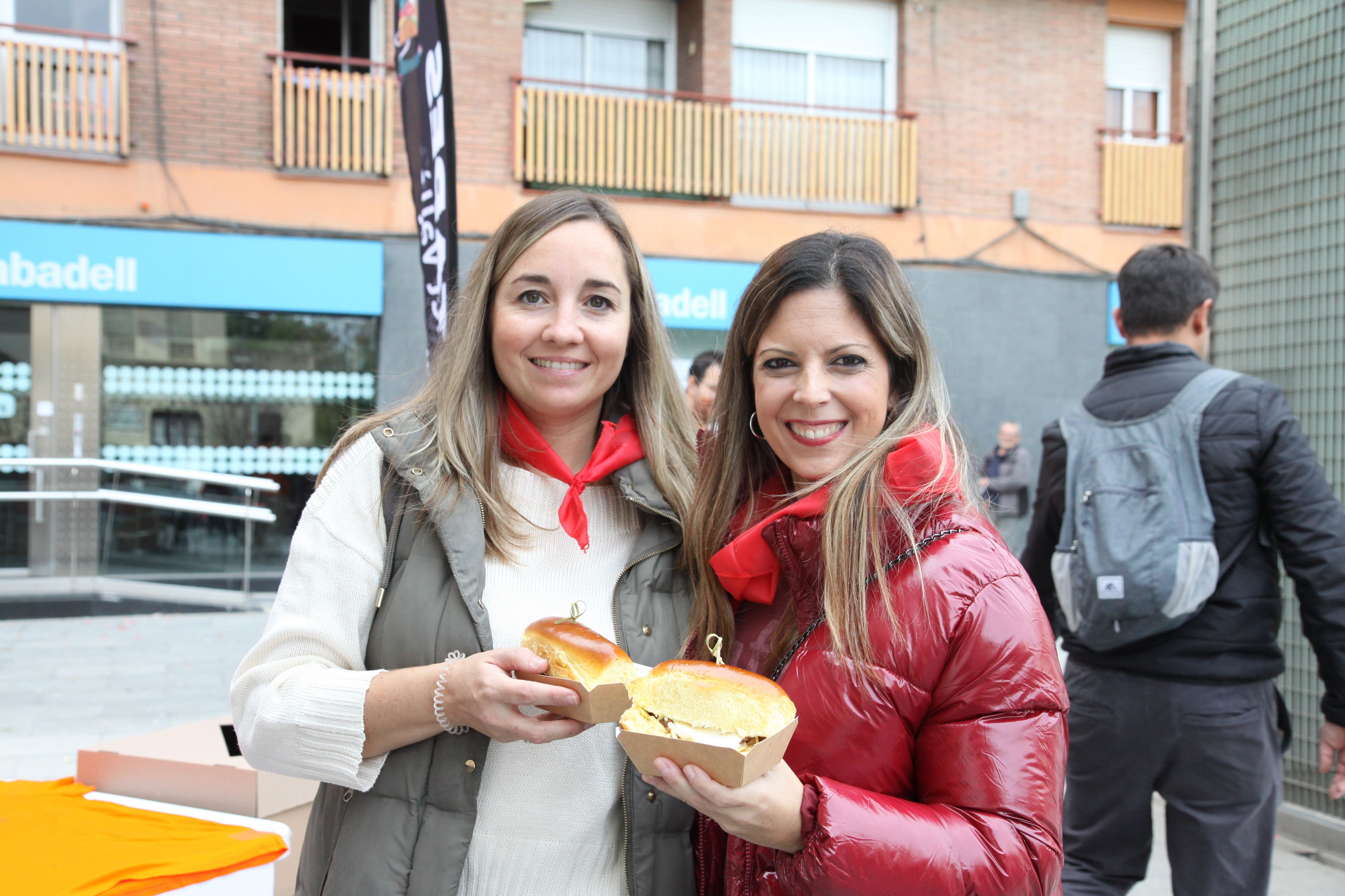 Dues participants amb la tapa del Quilombo. 