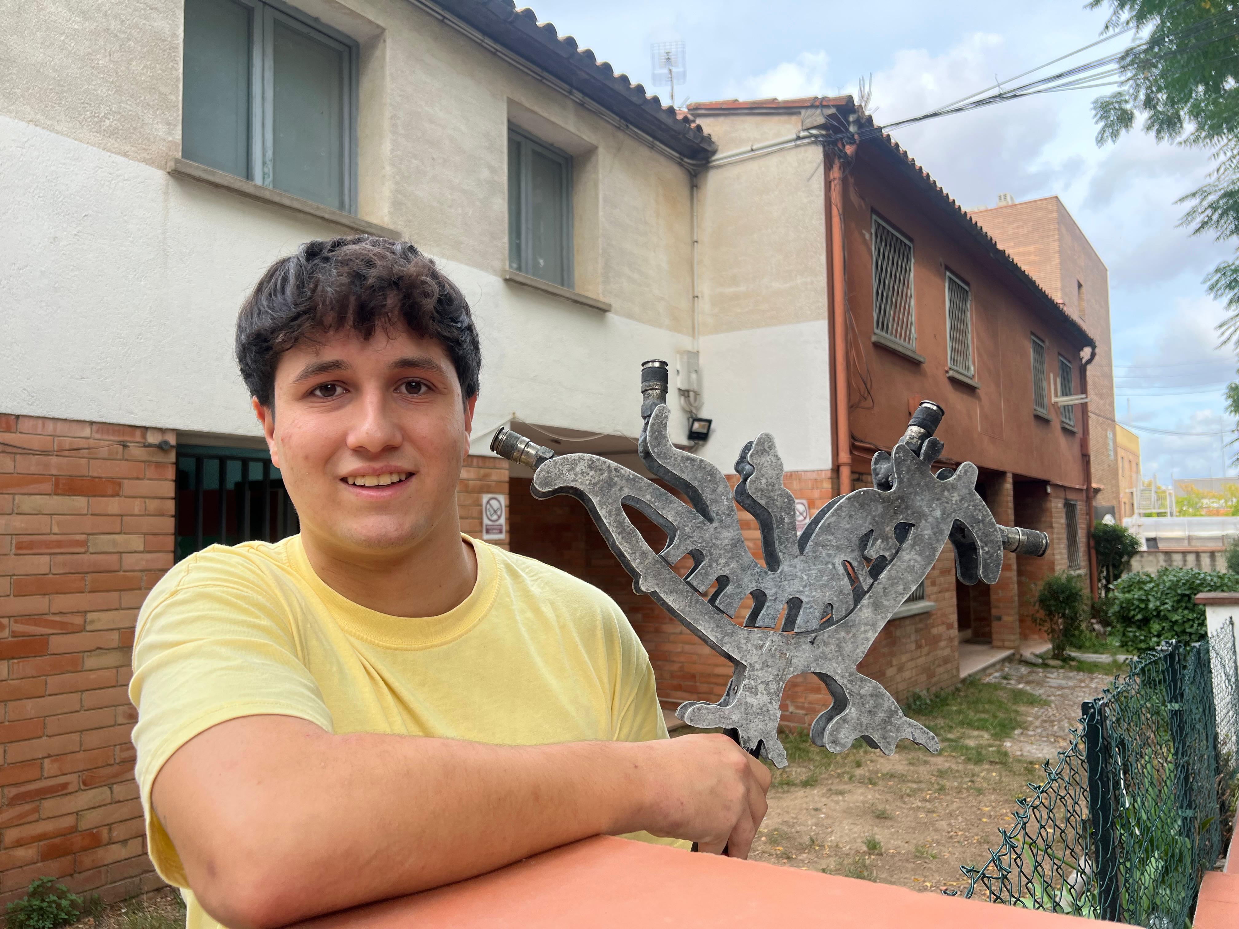 Albert Redondo Rodón, amb una massa dels Diables, davant d'un dels locals de la colla a la Casa dels Mestres. FOTO: Judit Josa