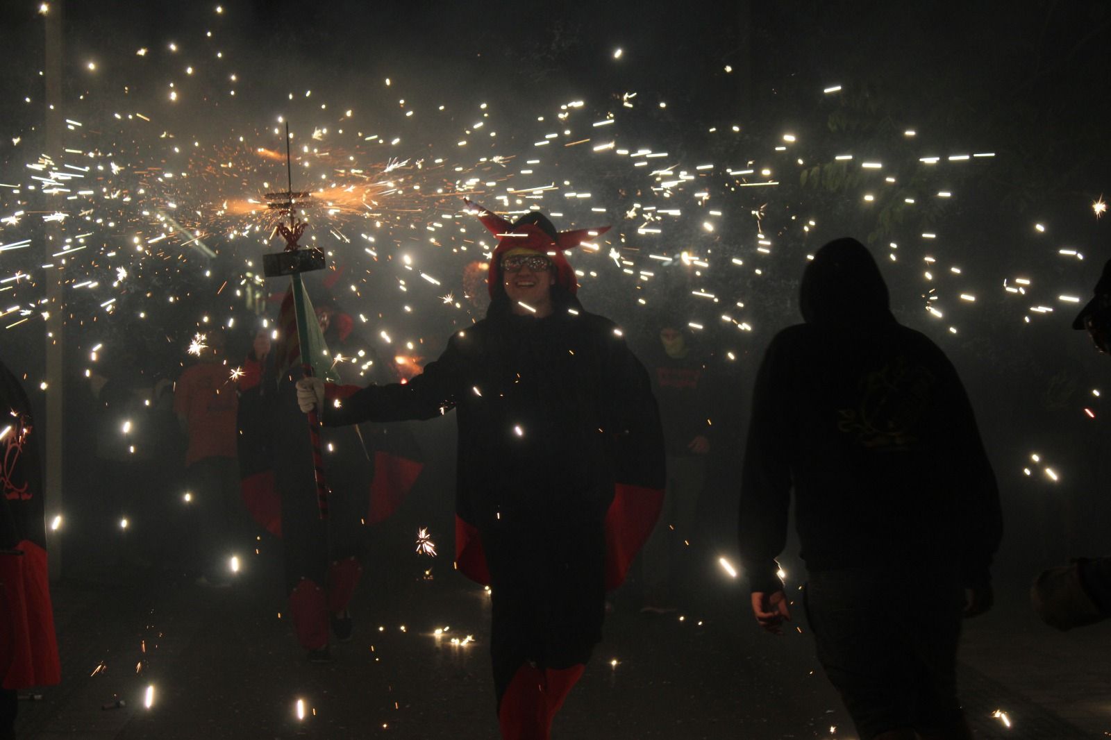 Un membre de Fures i Diables de Cerdanyola durant un correfoc, envoltat d'espurnes. FOTO: Cedida