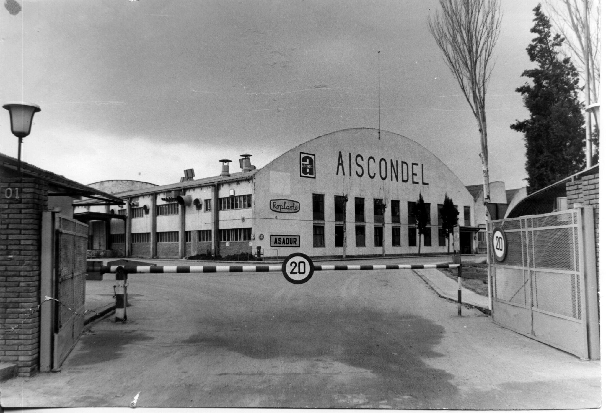 Imatge històrica de l'entrada principal de la fàbrica Aiscondel de Cerdanyola. Foto: Ajuntament de Cerdanyola
