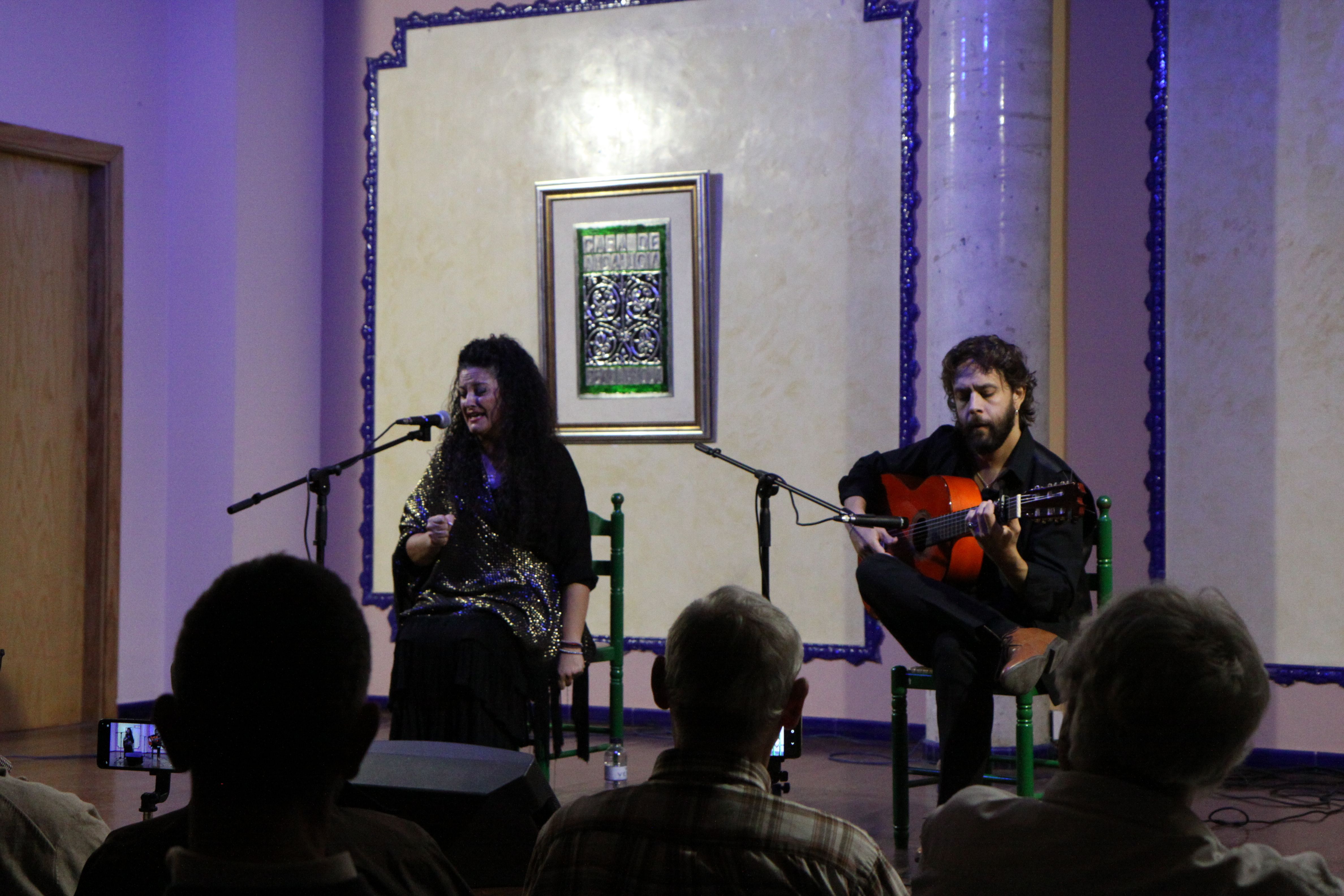 Connexió i art sobre l'escenari de la Casa d'Andalusia amb la veu de Rocio Segura i la guitarra de Luis Medina. Foto: Laia Jubany