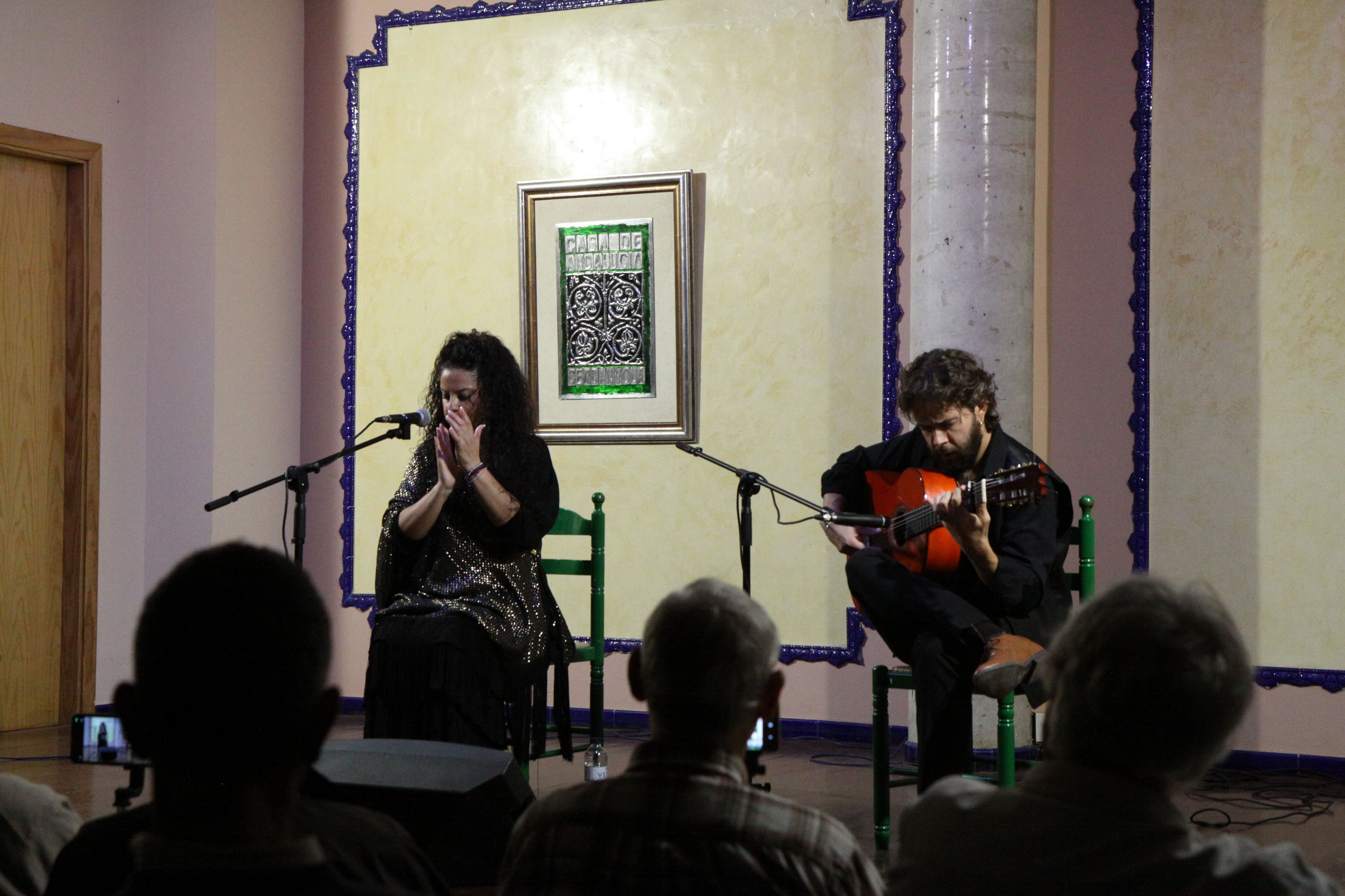 La cantaora Rocio Segura López, en plena interpretació acompanyada per Luis Medina a la guitarra durant la darrera jornada de les XXXVII Jornades Culturals Flamenques.